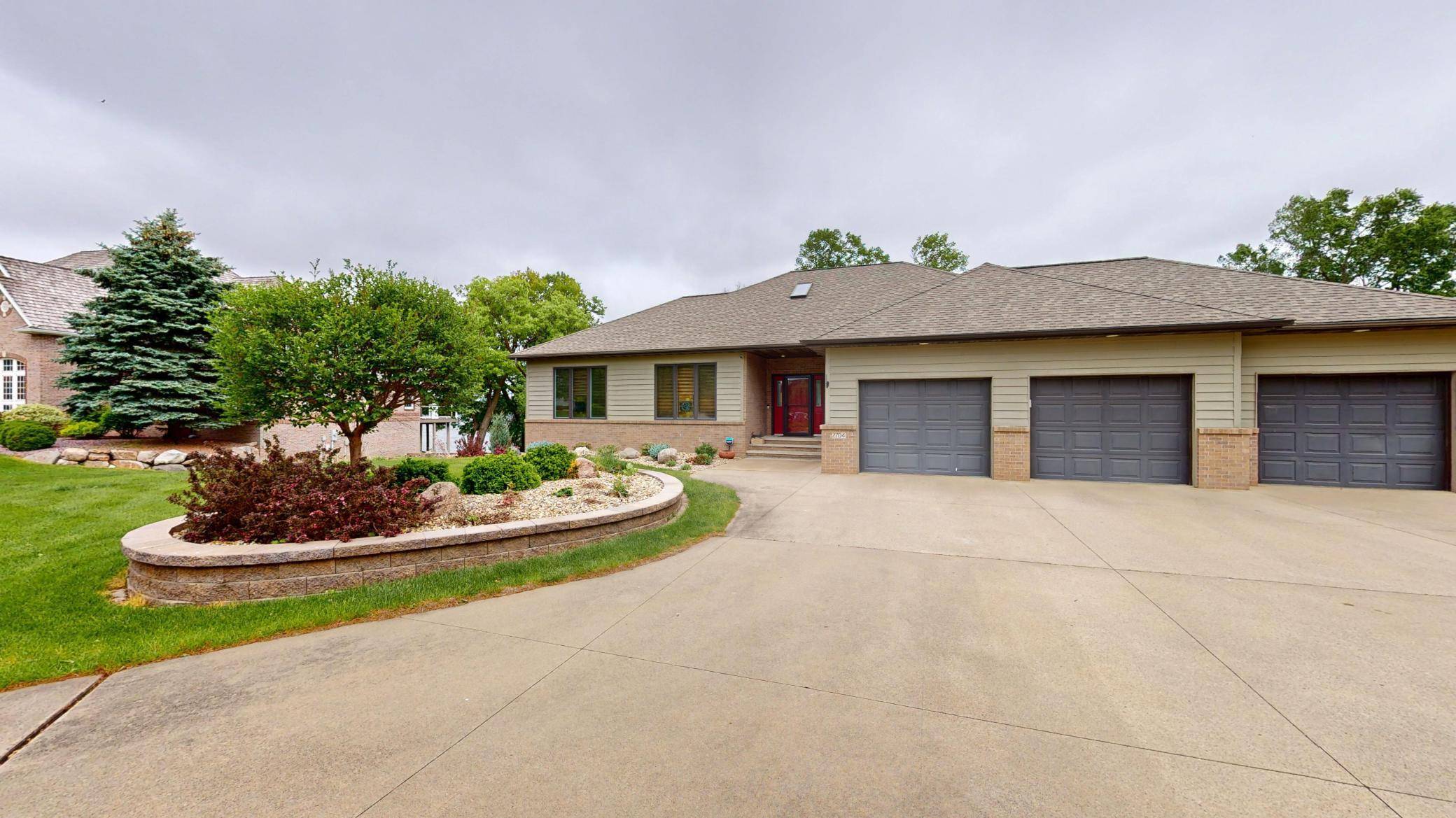 2704 Campus LN, Albert Lea, MN 56007