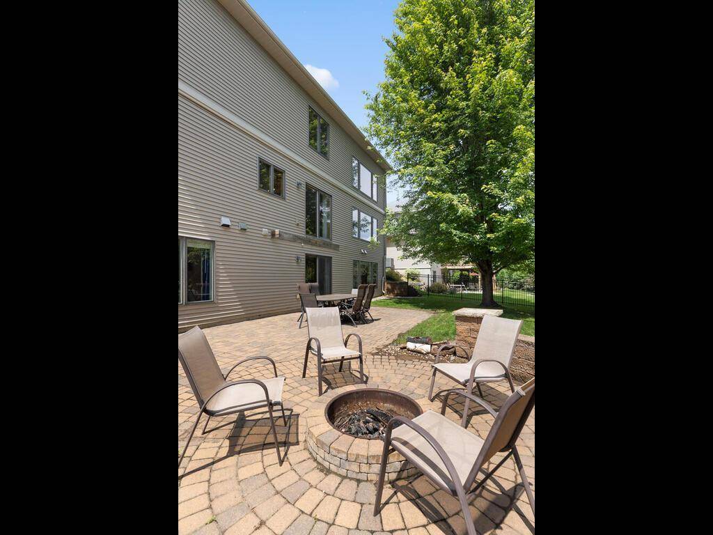 630 Carver Bluffs Pkwy, Carver, MN 55315