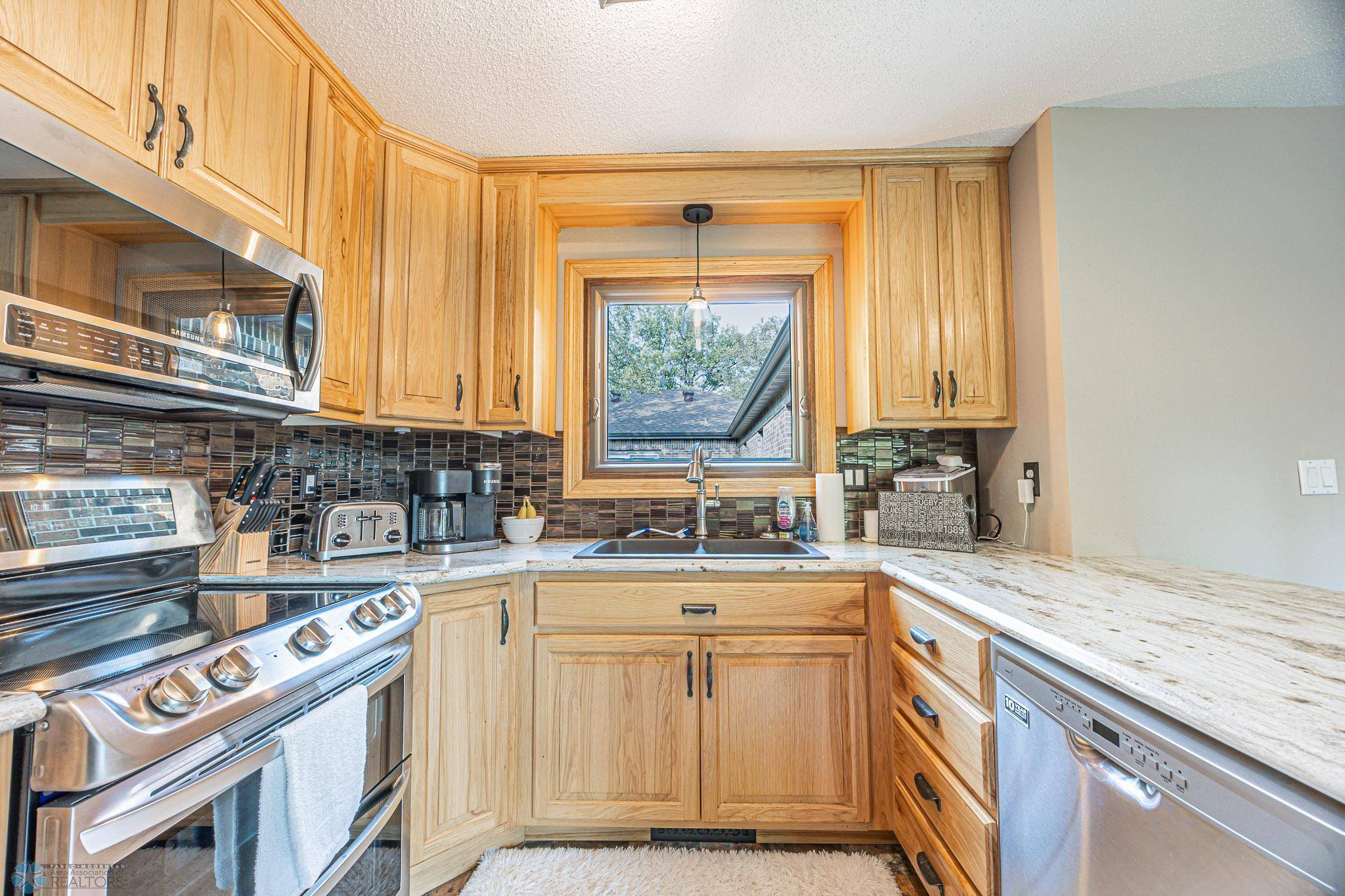 204 Oxbow CIR, Oxbow, ND 58047