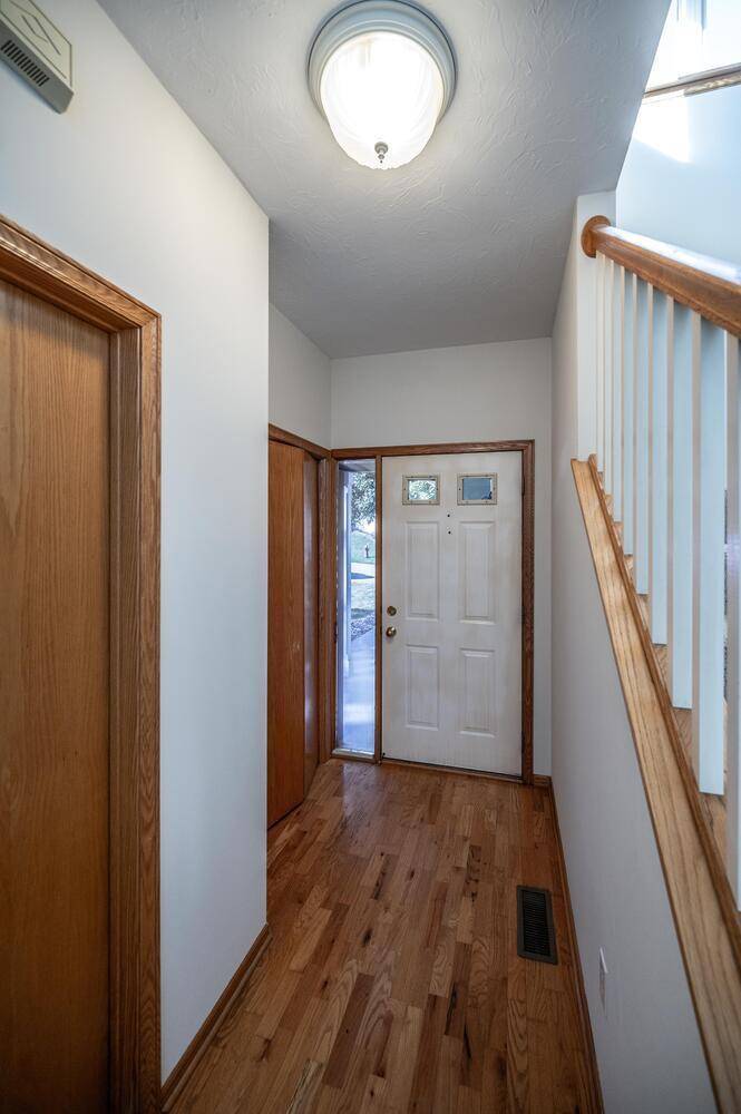 1408 Mcandrews RD E, Burnsville, MN 55337