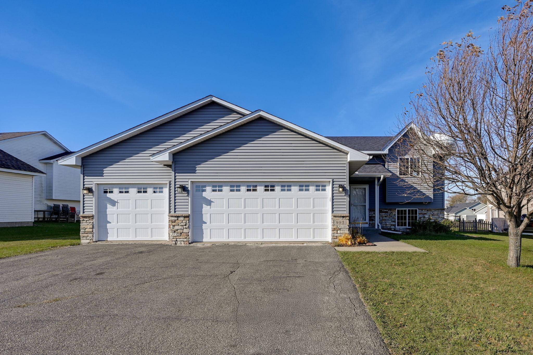 992 Farmers Ridge TRL, Belle Plaine, MN 56011