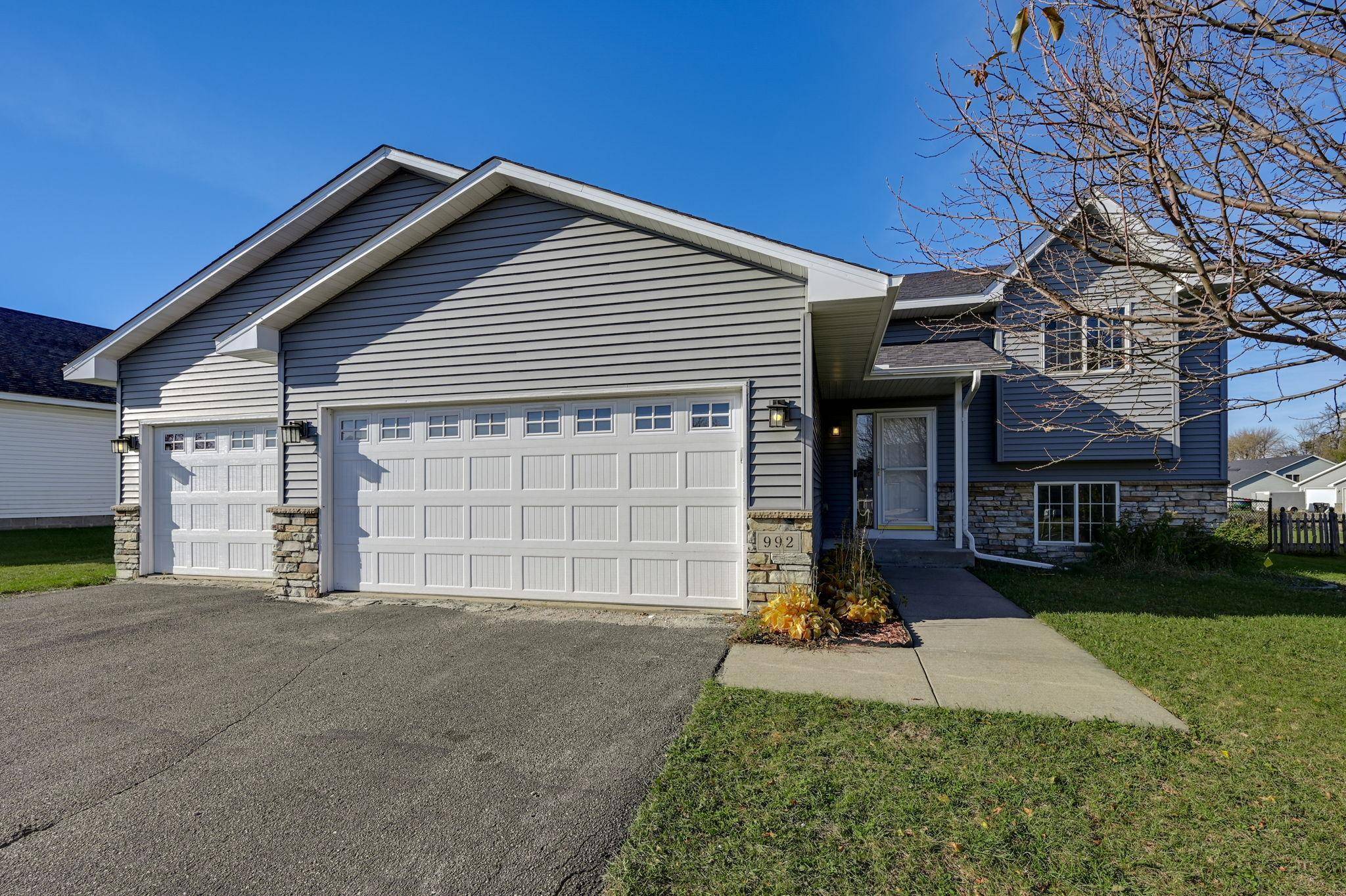 992 Farmers Ridge TRL, Belle Plaine, MN 56011