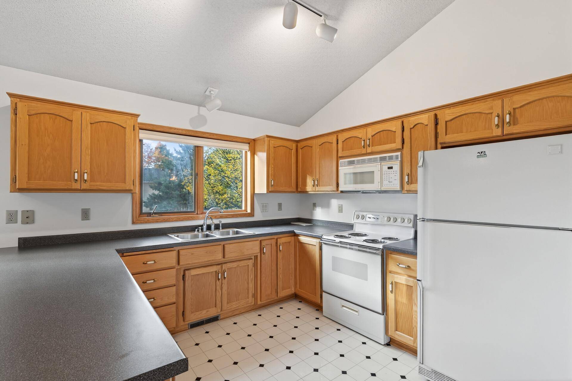 14786 Hallmark DR, Apple Valley, MN 55124