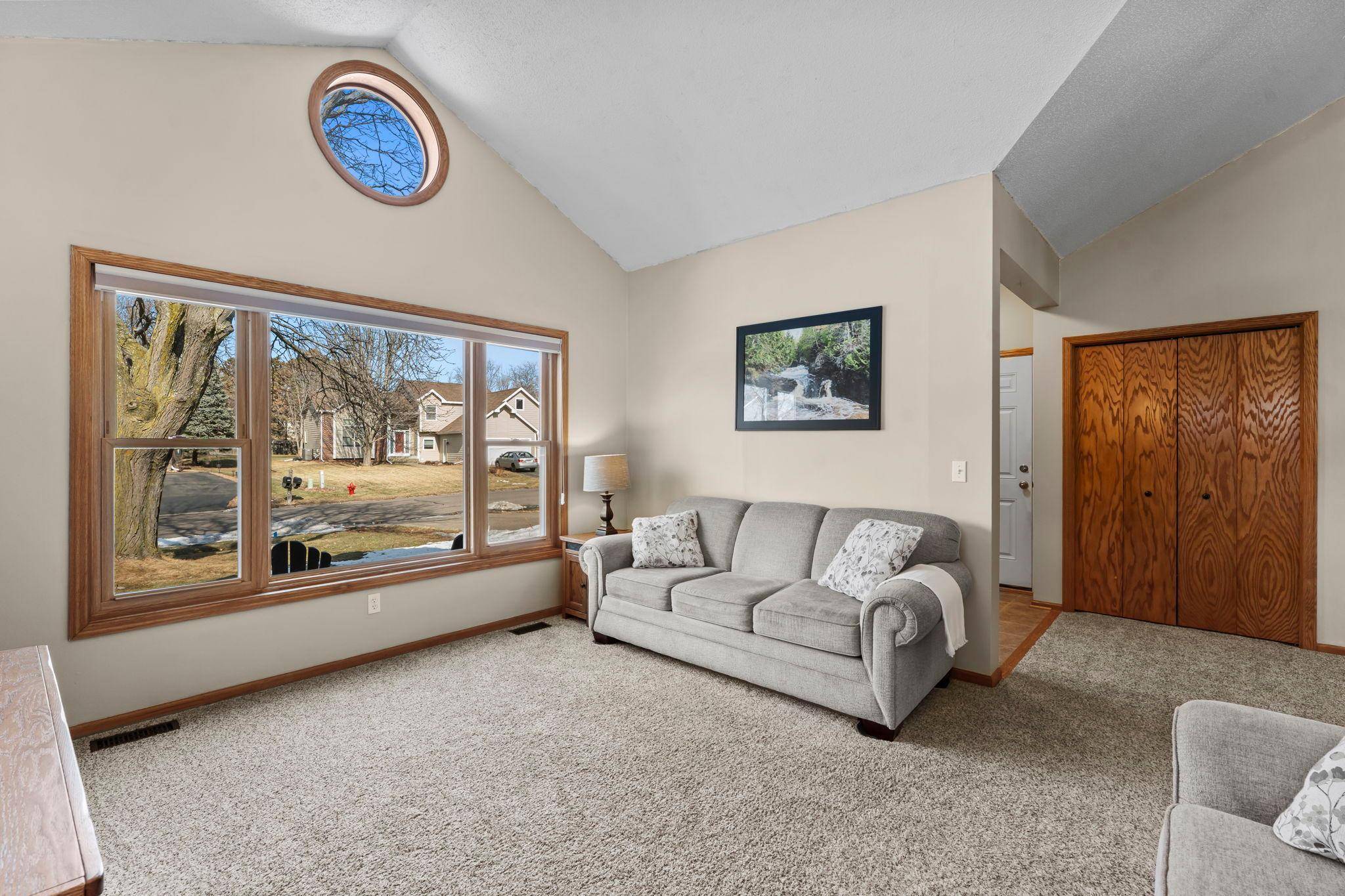 9425 Barrington RD, Woodbury, MN 55125