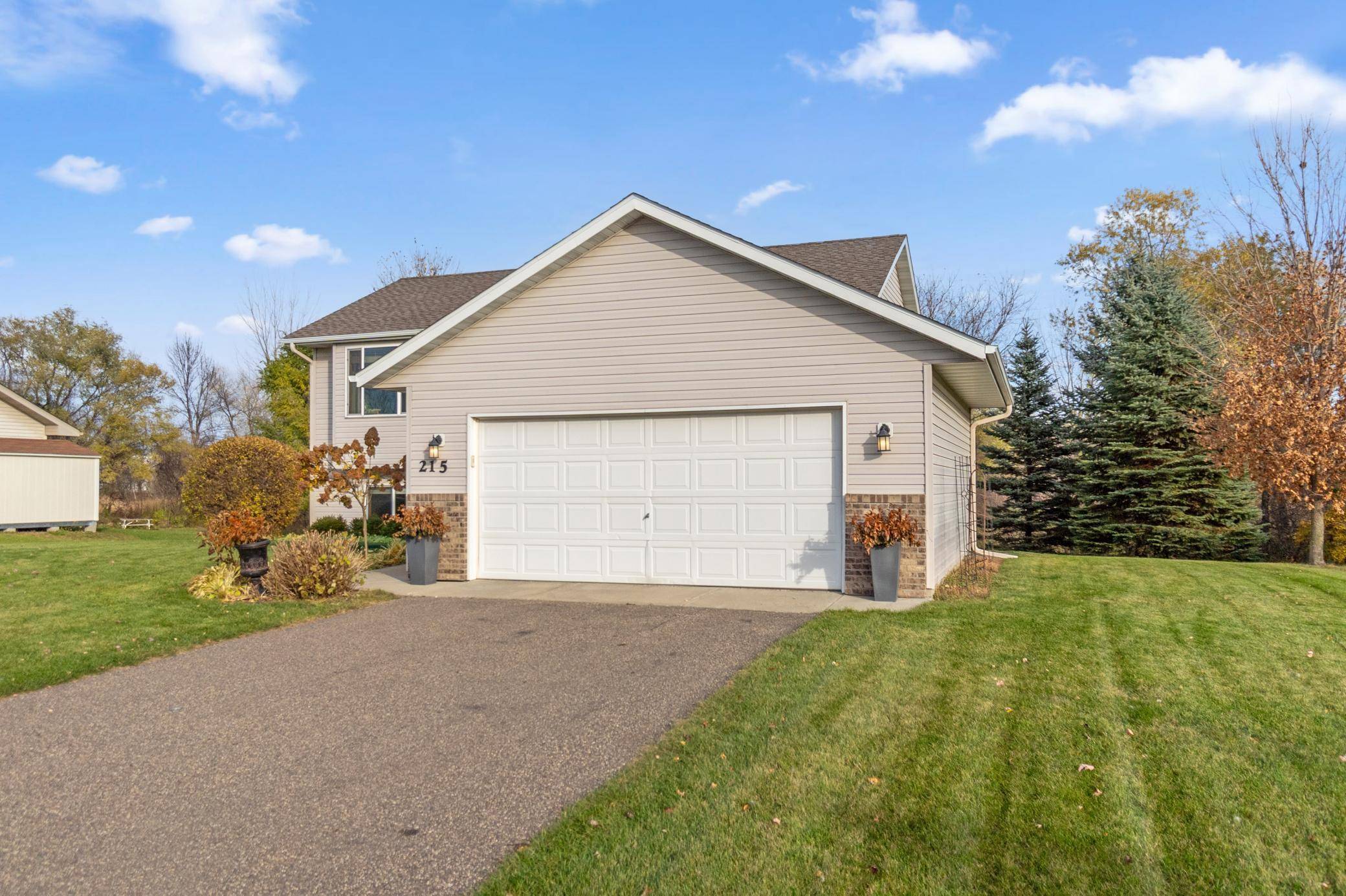 215 Ash ST E, Annandale, MN 55302
