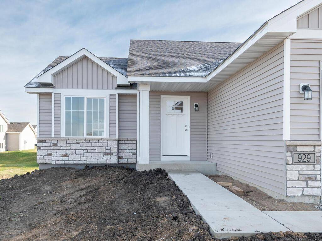 929 Prestwick DR, Belle Plaine, MN 56011