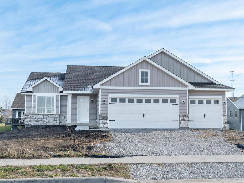 929 Prestwick DR, Belle Plaine, MN 56011