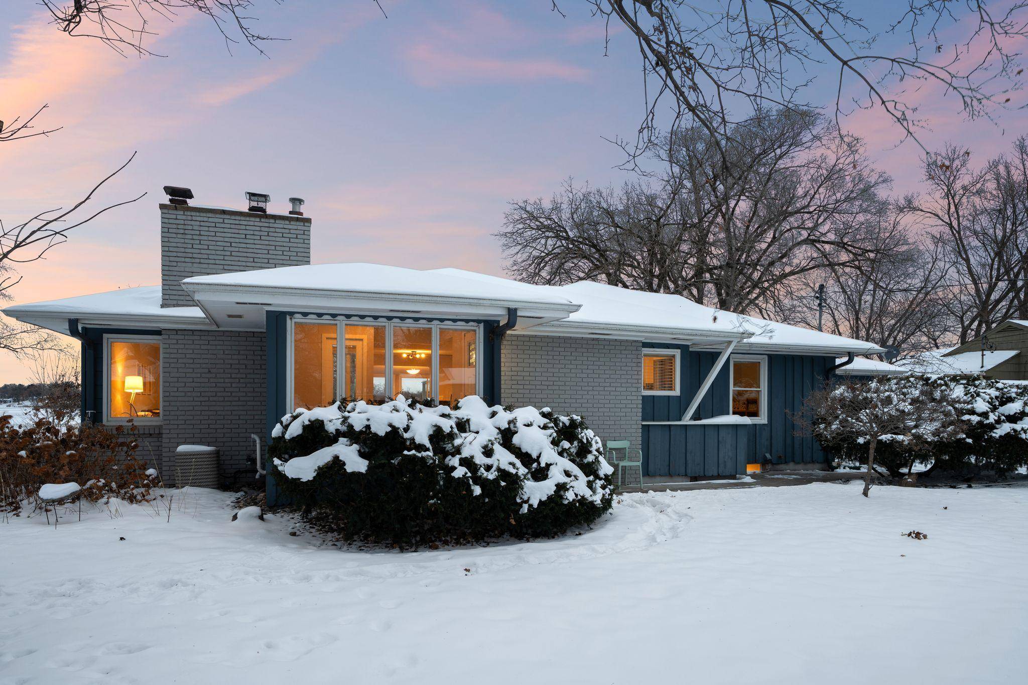 5325 Twin Lake BLVD E, Brooklyn Center, MN 55429