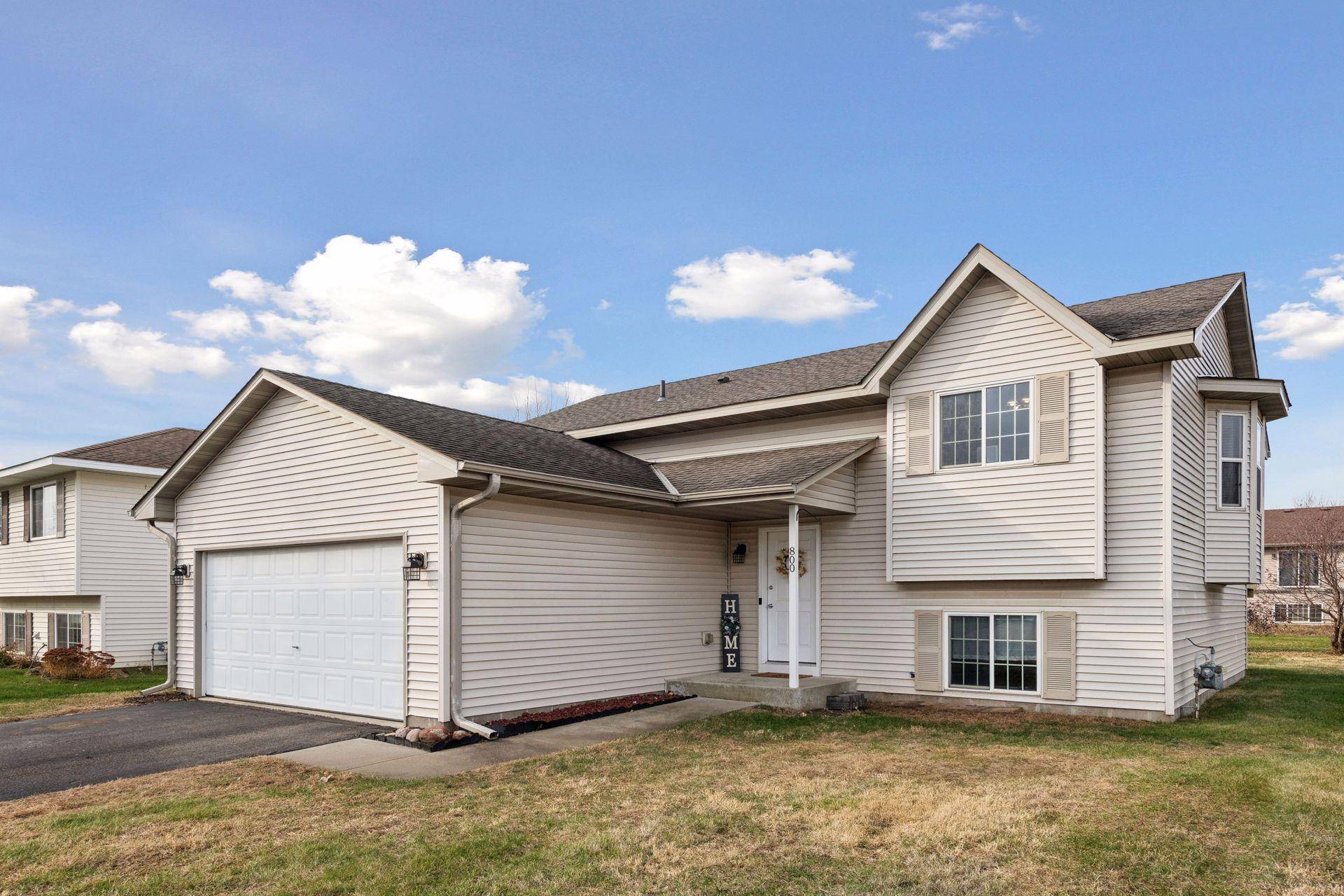 800 Orchard CIR, Belle Plaine, MN 56011