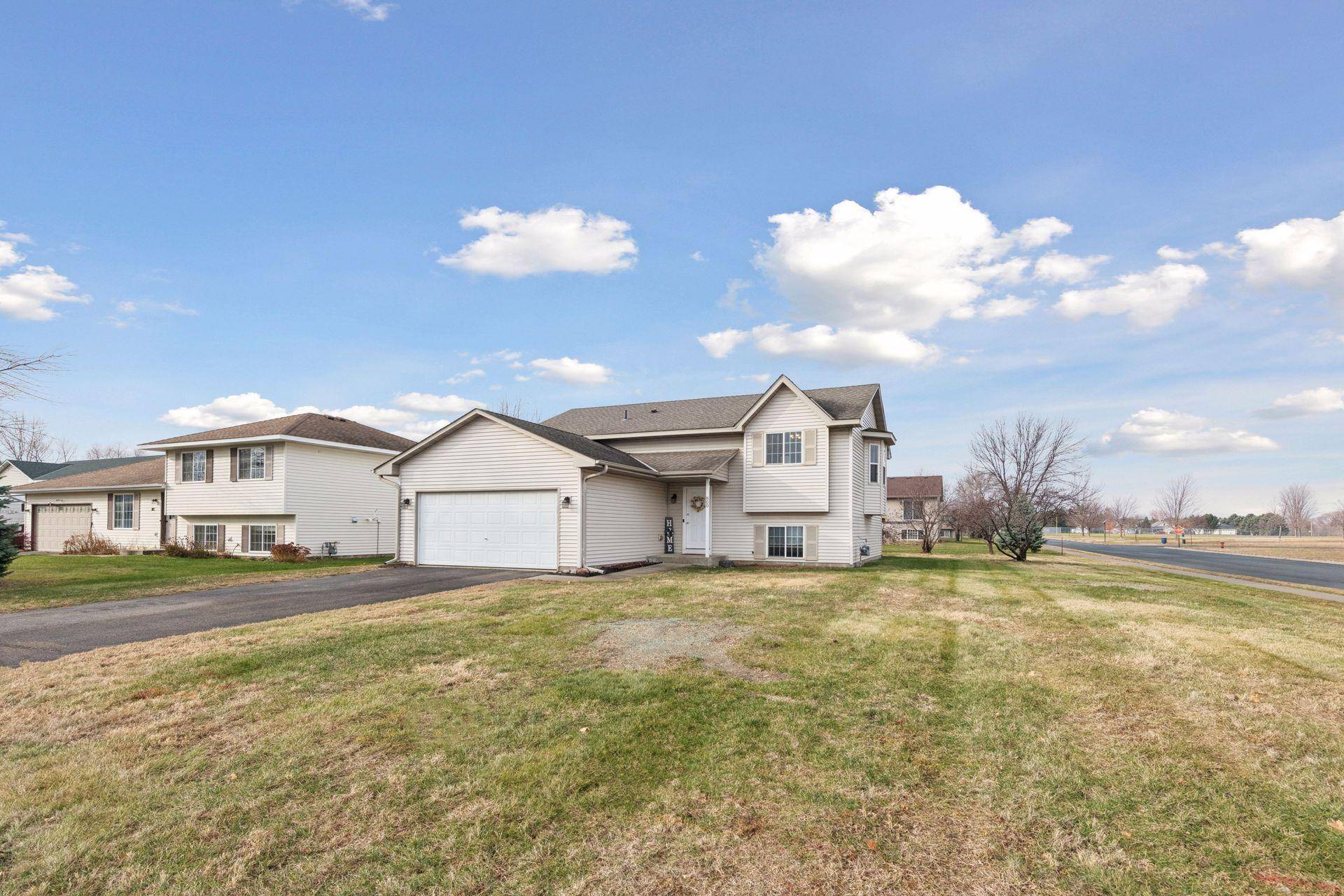 800 Orchard CIR, Belle Plaine, MN 56011