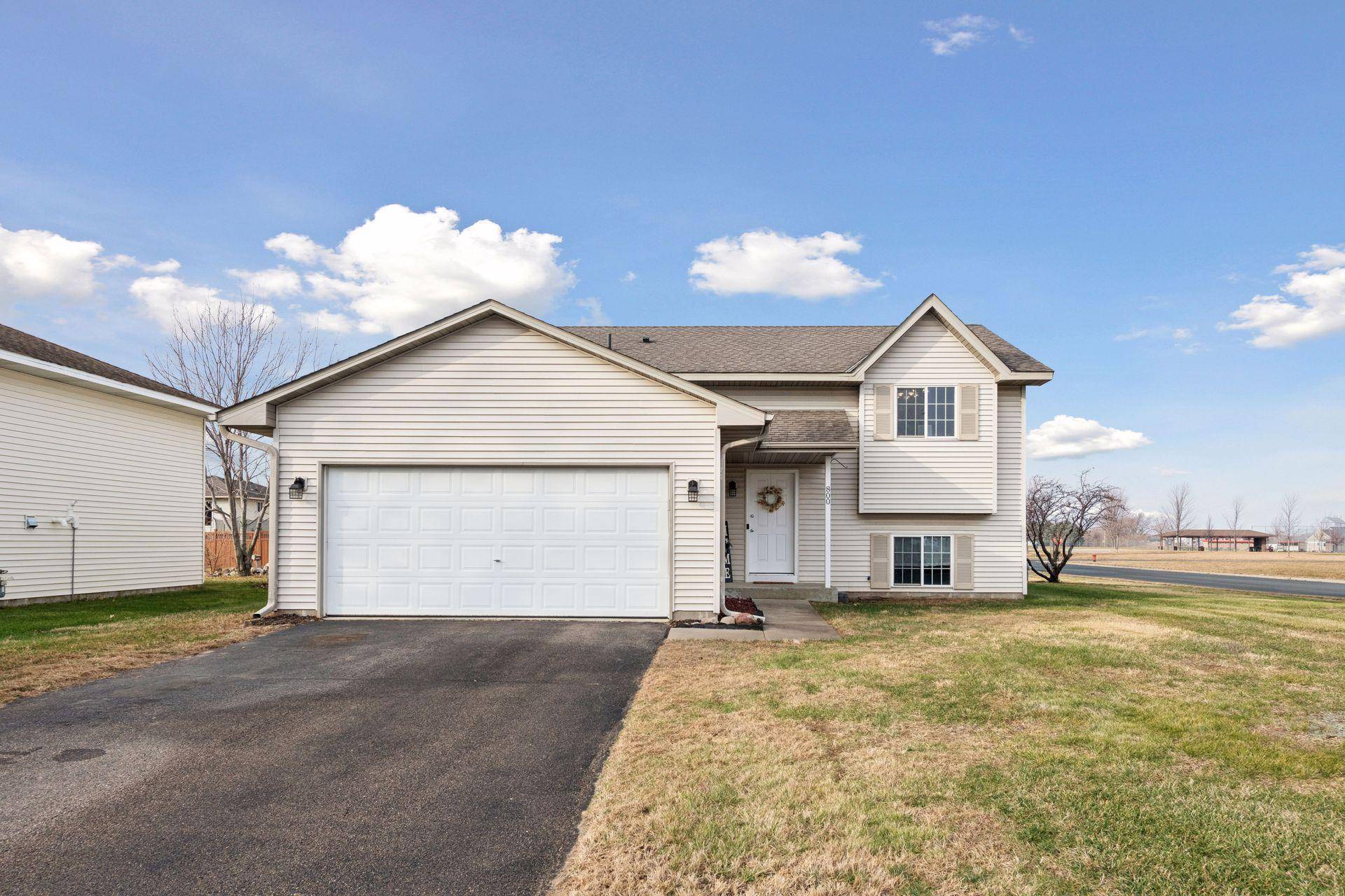 800 Orchard CIR, Belle Plaine, MN 56011