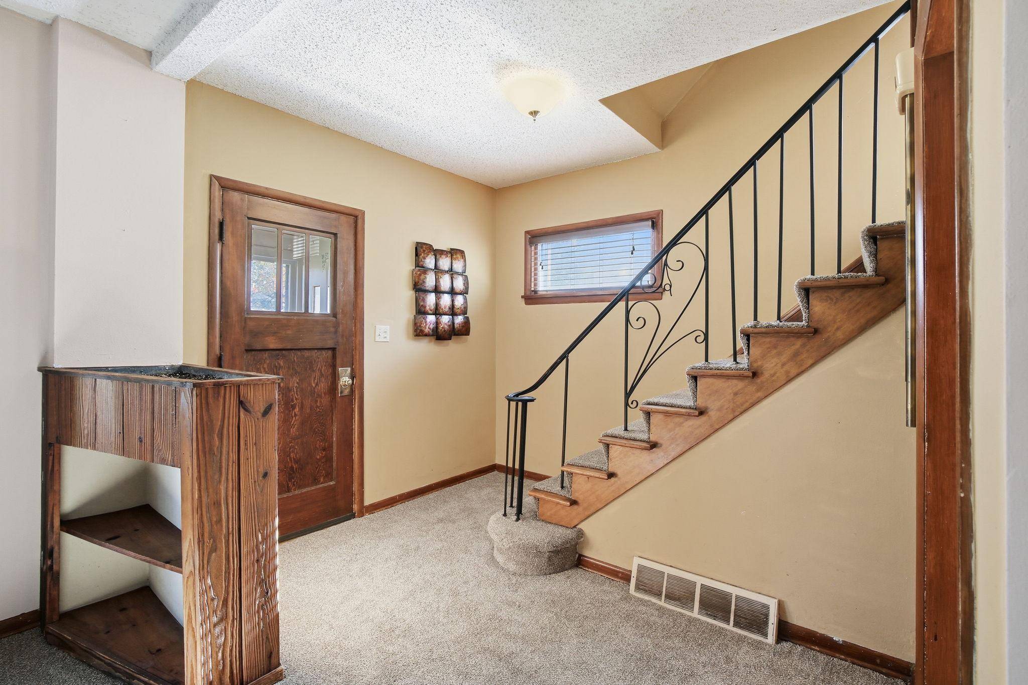 1047 JAMESON STEET, Saint Paul, MN 55103