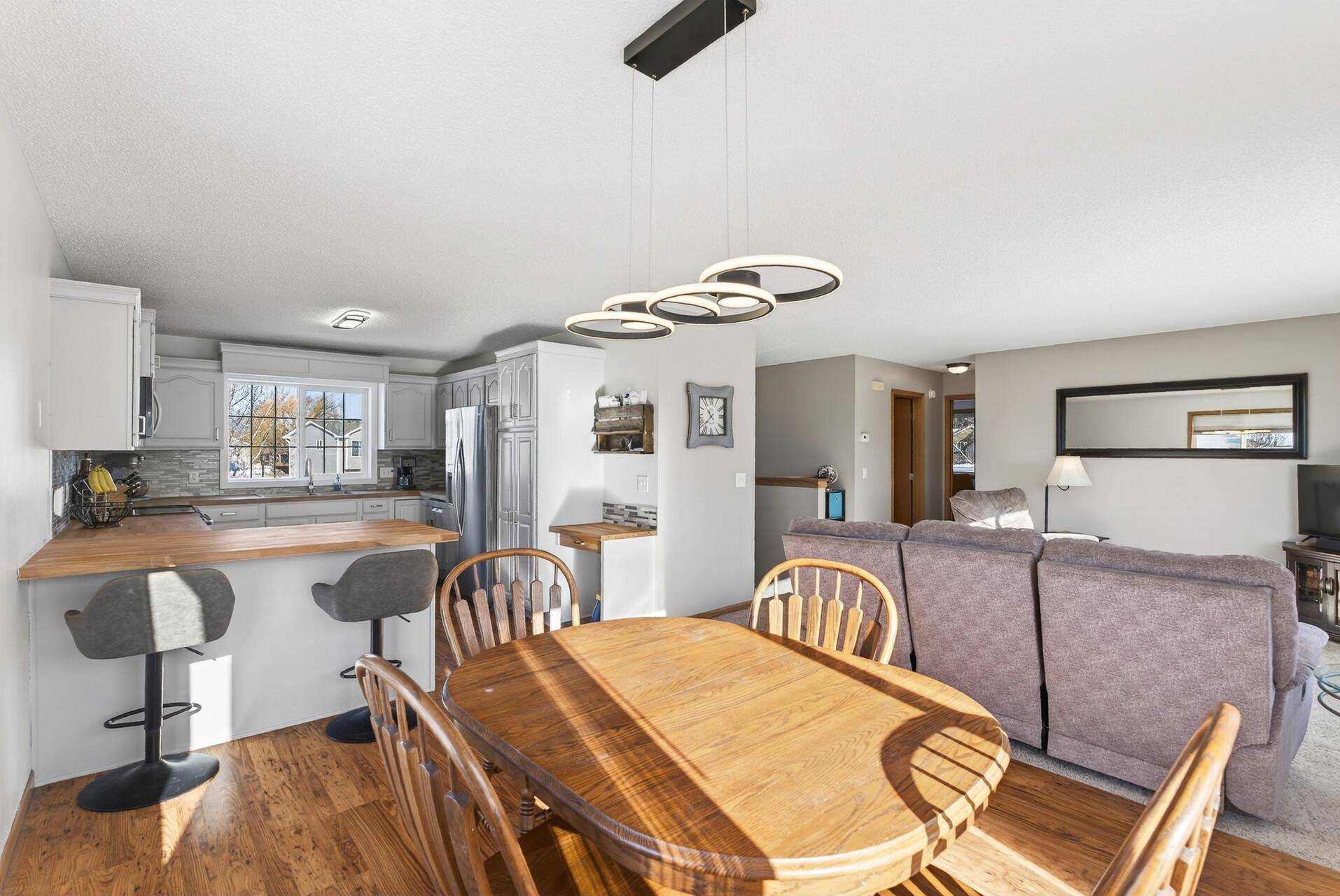 5512 Kalenda DR NE, Albertville, MN 55301