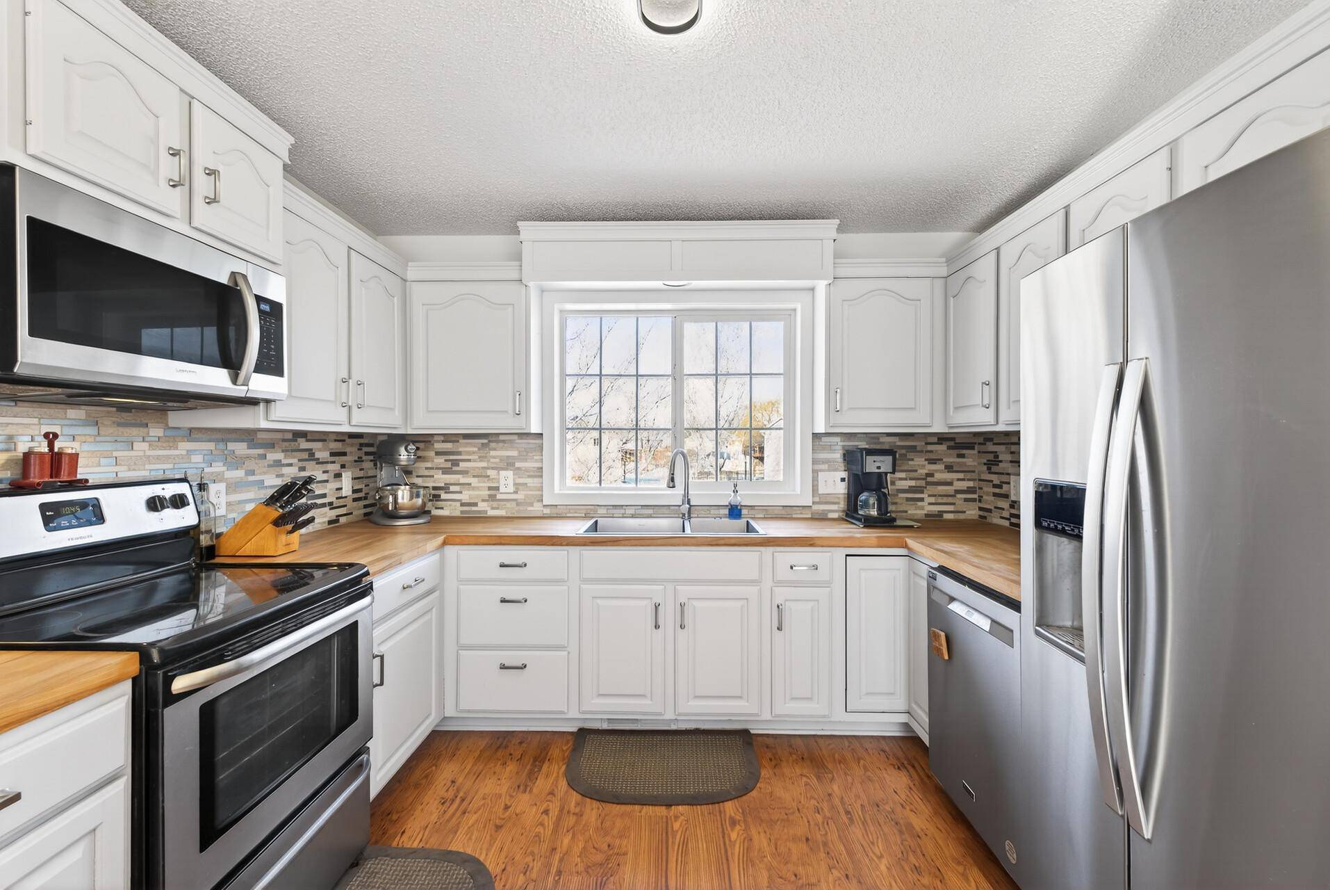 5512 Kalenda DR NE, Albertville, MN 55301