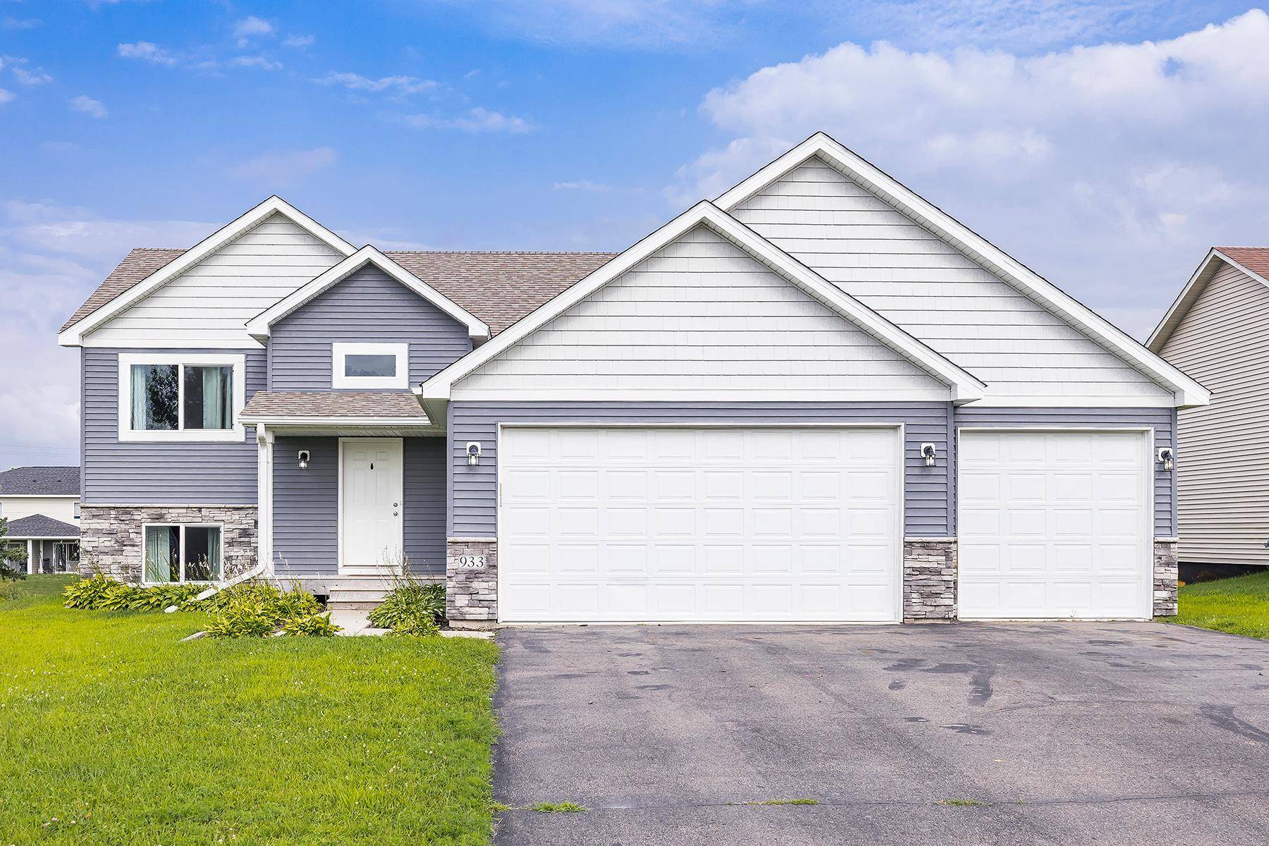 933 Cobblestone LN, Belle Plaine, MN 56011