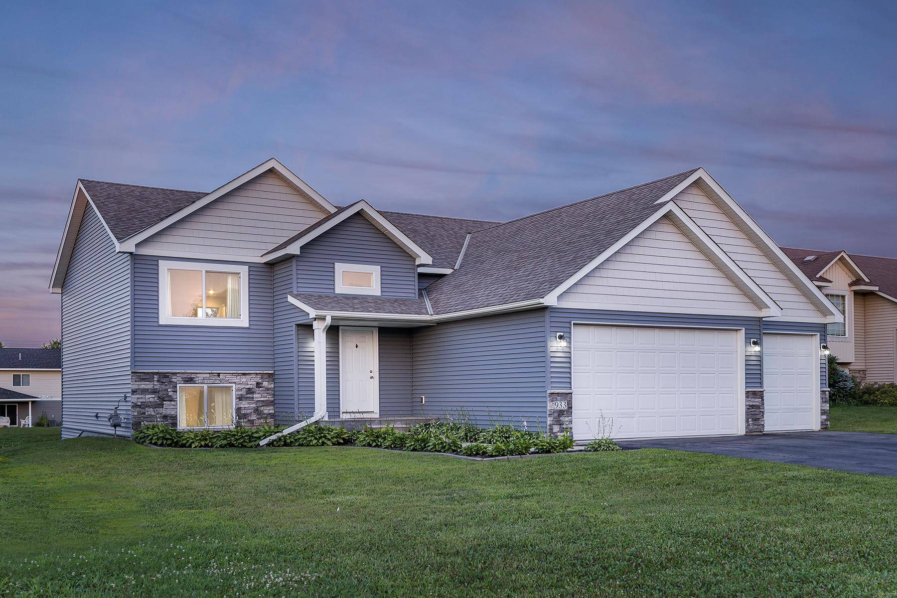 933 Cobblestone LN, Belle Plaine, MN 56011