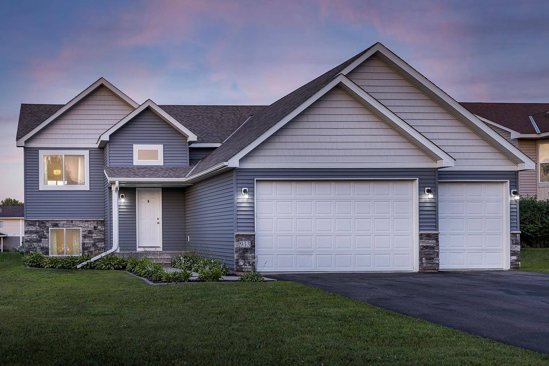 933 Cobblestone LN, Belle Plaine, MN 56011
