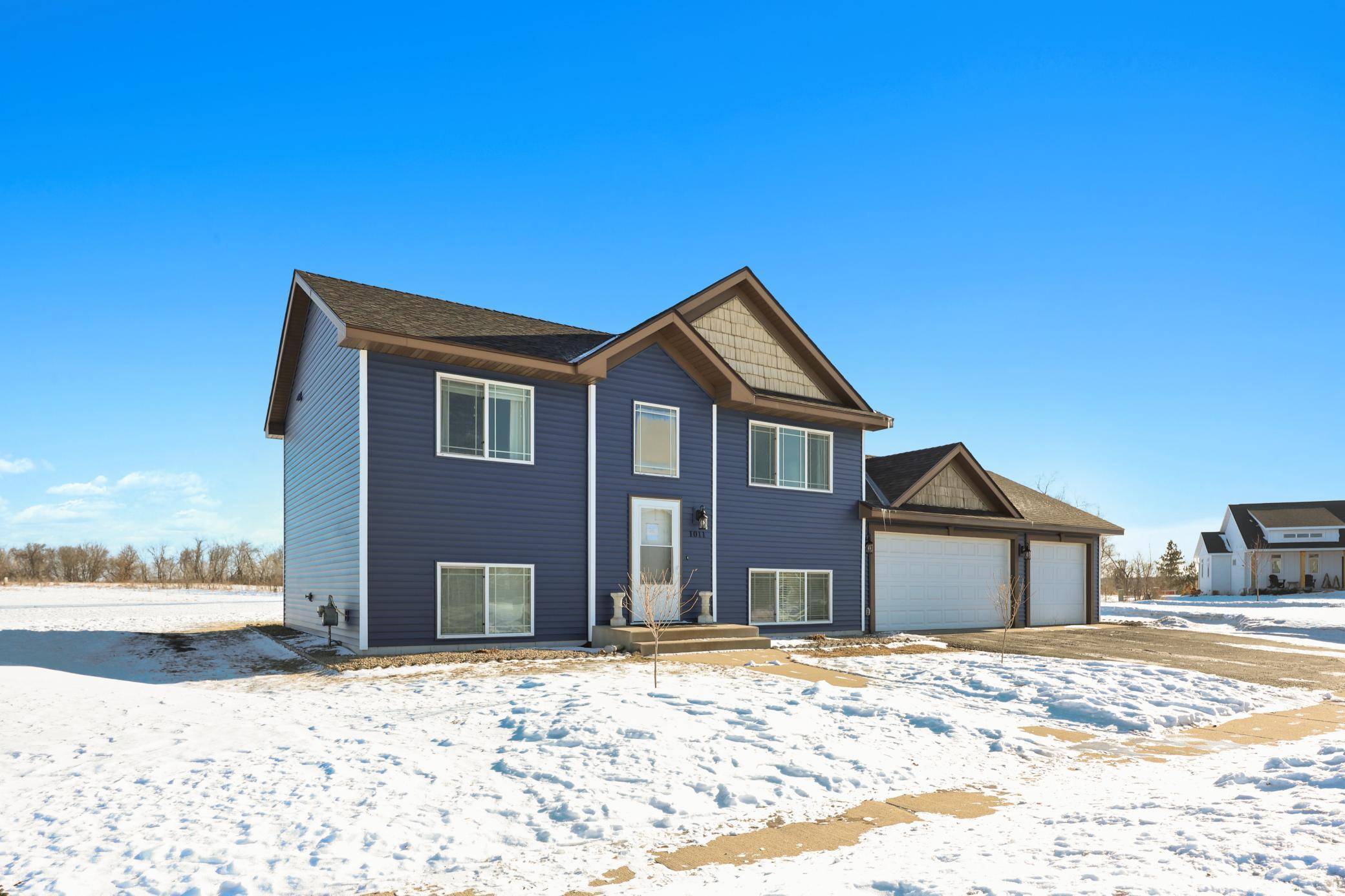 1011 Waters Edge CIR, Avon, MN 56310
