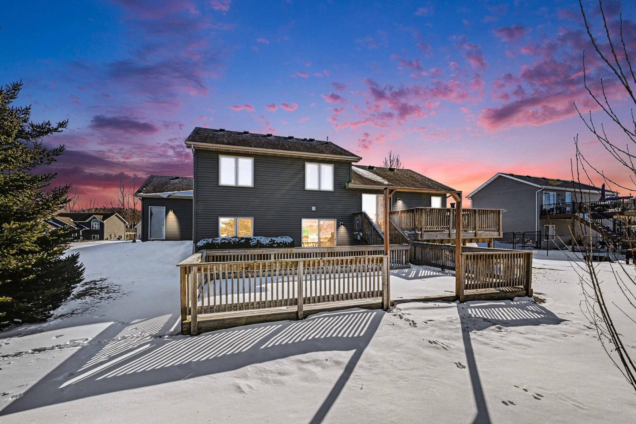 920 Sunrise LN, Belle Plaine, MN 56011