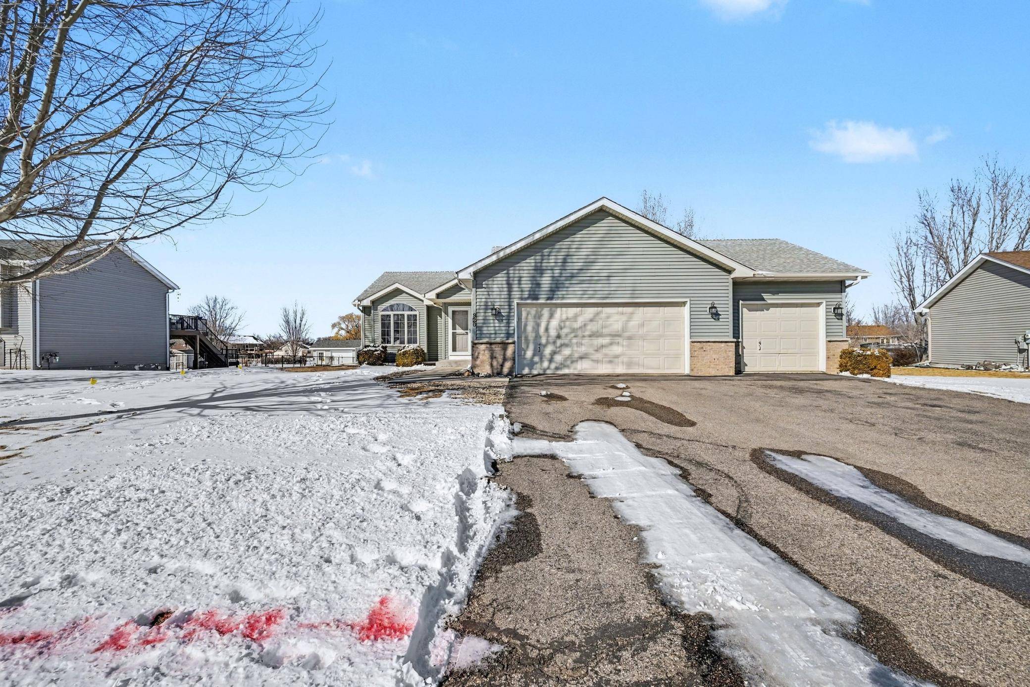 920 Sunrise LN, Belle Plaine, MN 56011