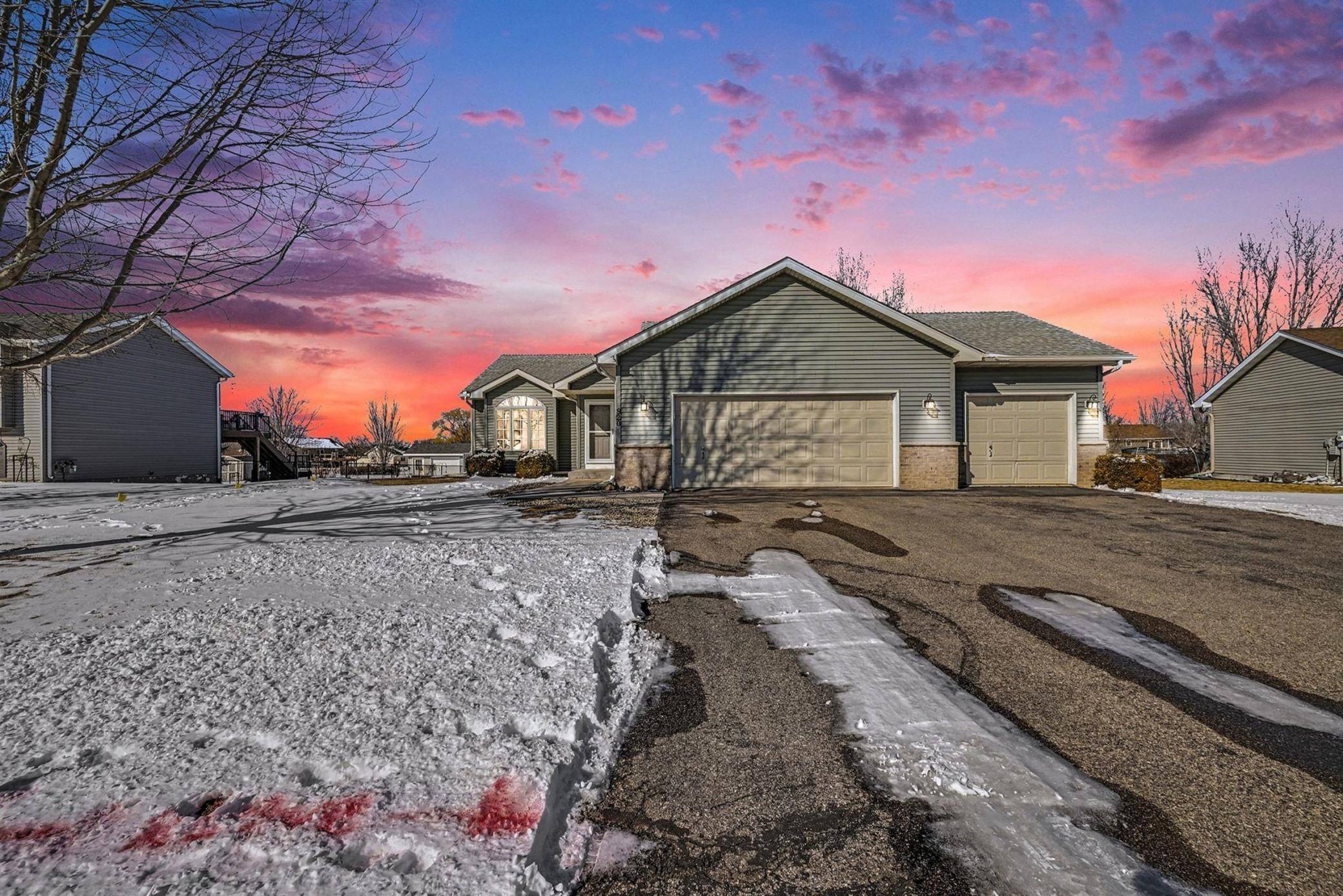920 Sunrise LN, Belle Plaine, MN 56011