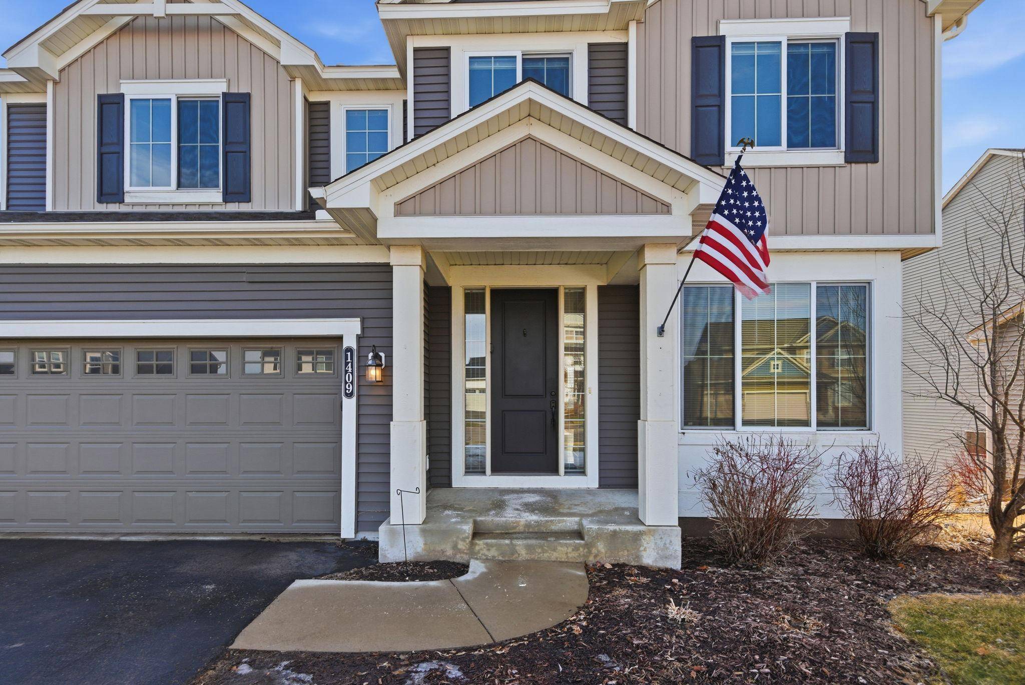 1409 Copper Hills DR, Carver, MN 55315
