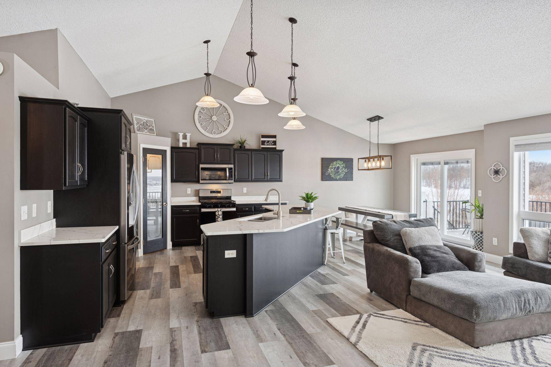 932 Farmers Ridge TRL, Belle Plaine, MN 56011