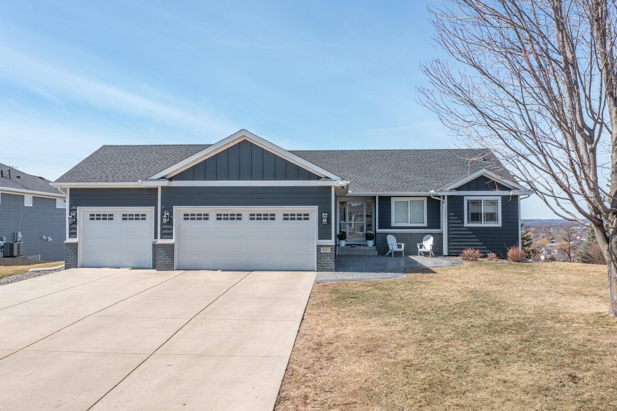 932 Farmers Ridge TRL, Belle Plaine, MN 56011