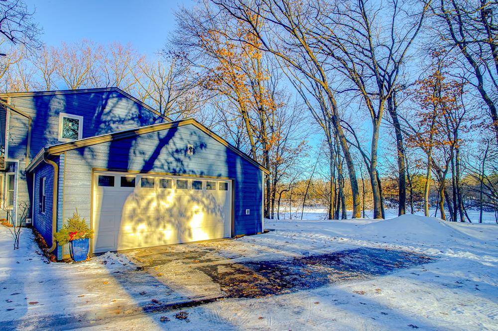 86 Old Wildwood RD, Mahtomedi, MN 55115