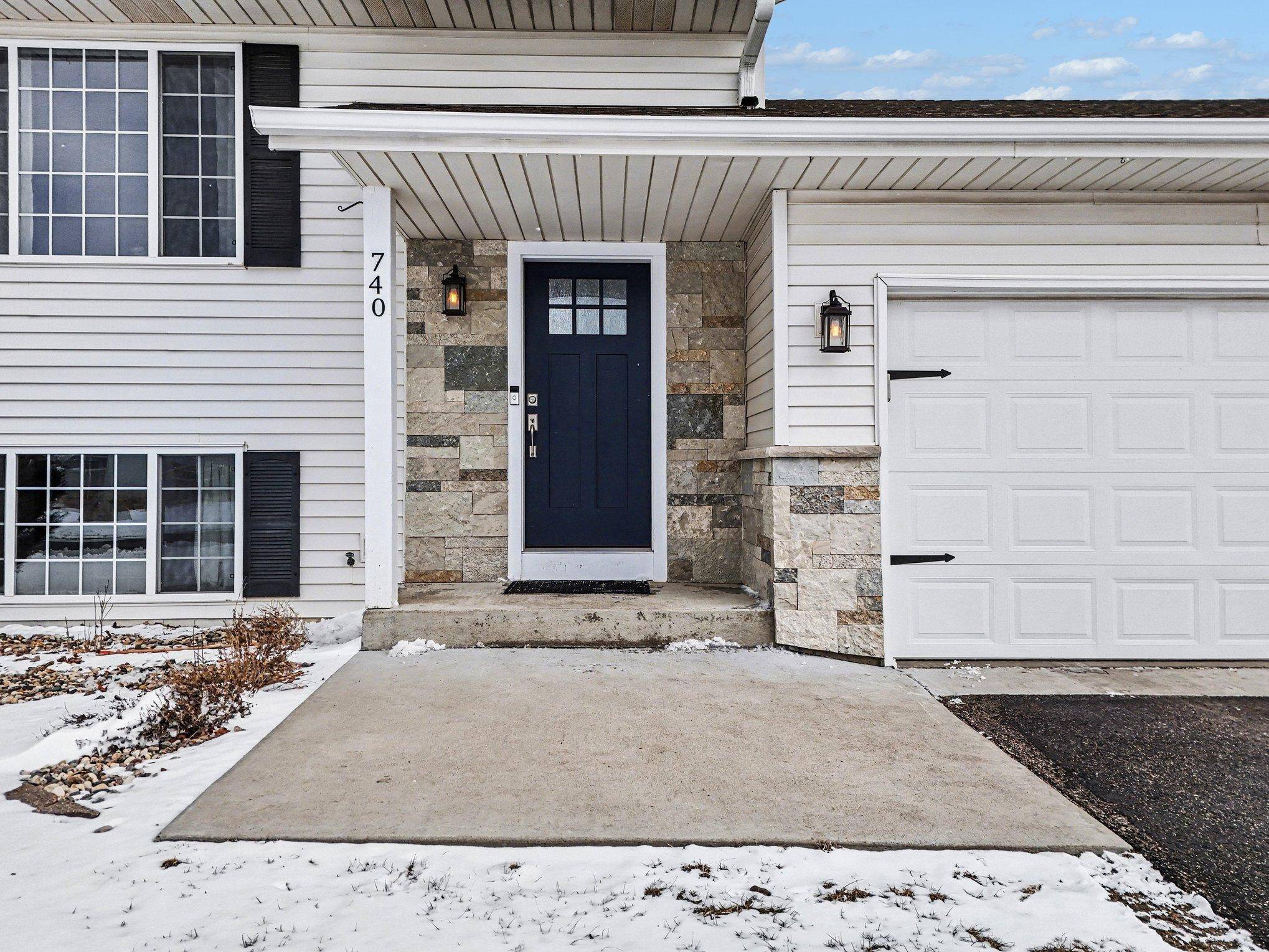 740 Heritage LN, Belle Plaine, MN 56011