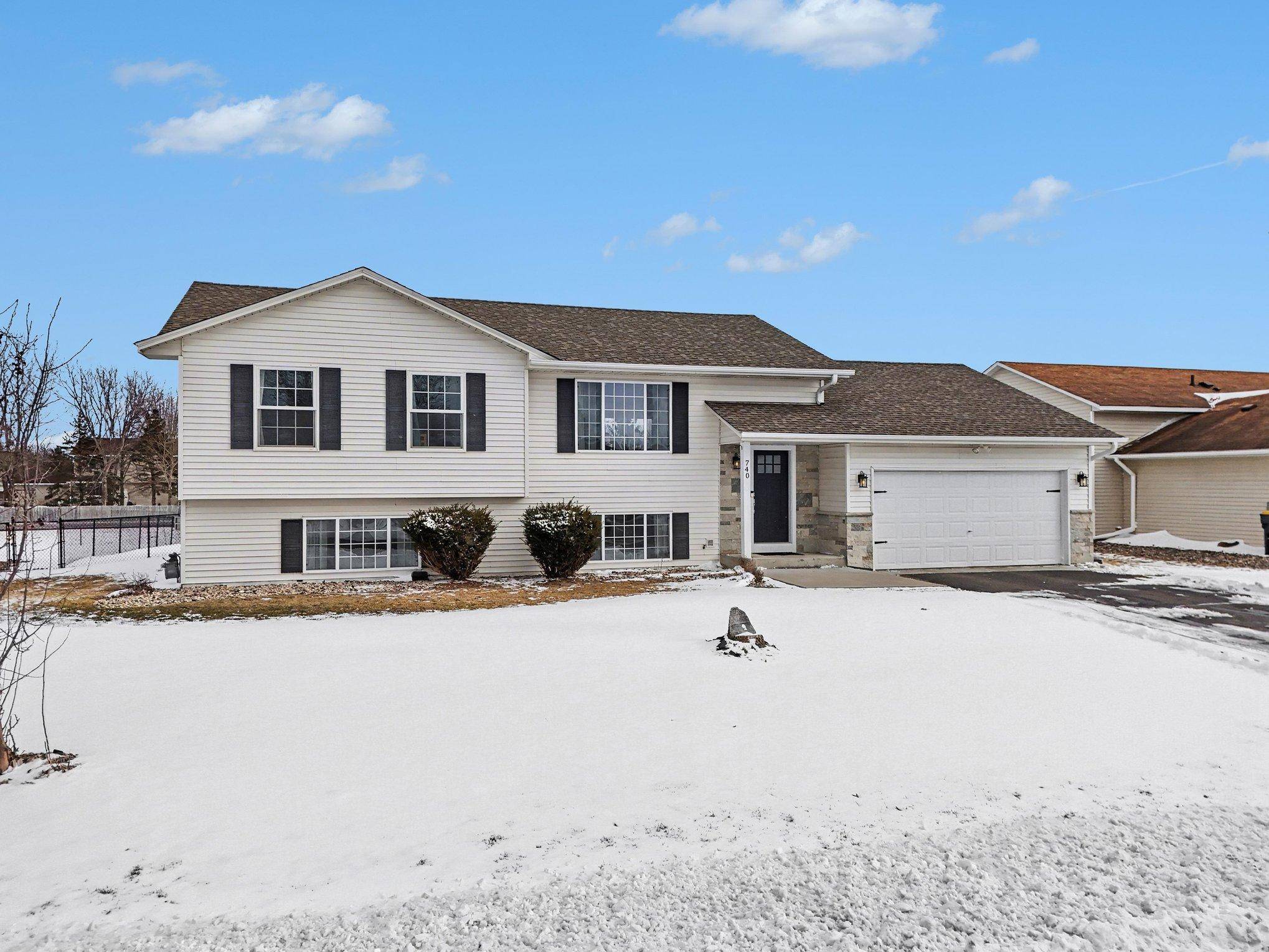 740 Heritage LN, Belle Plaine, MN 56011