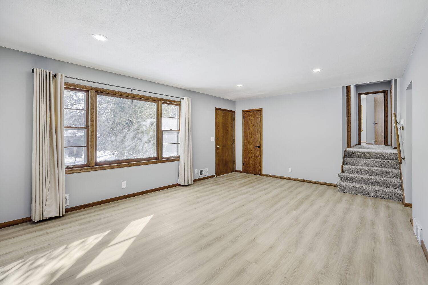 1800 Skyline DR S, Burnsville, MN 55337