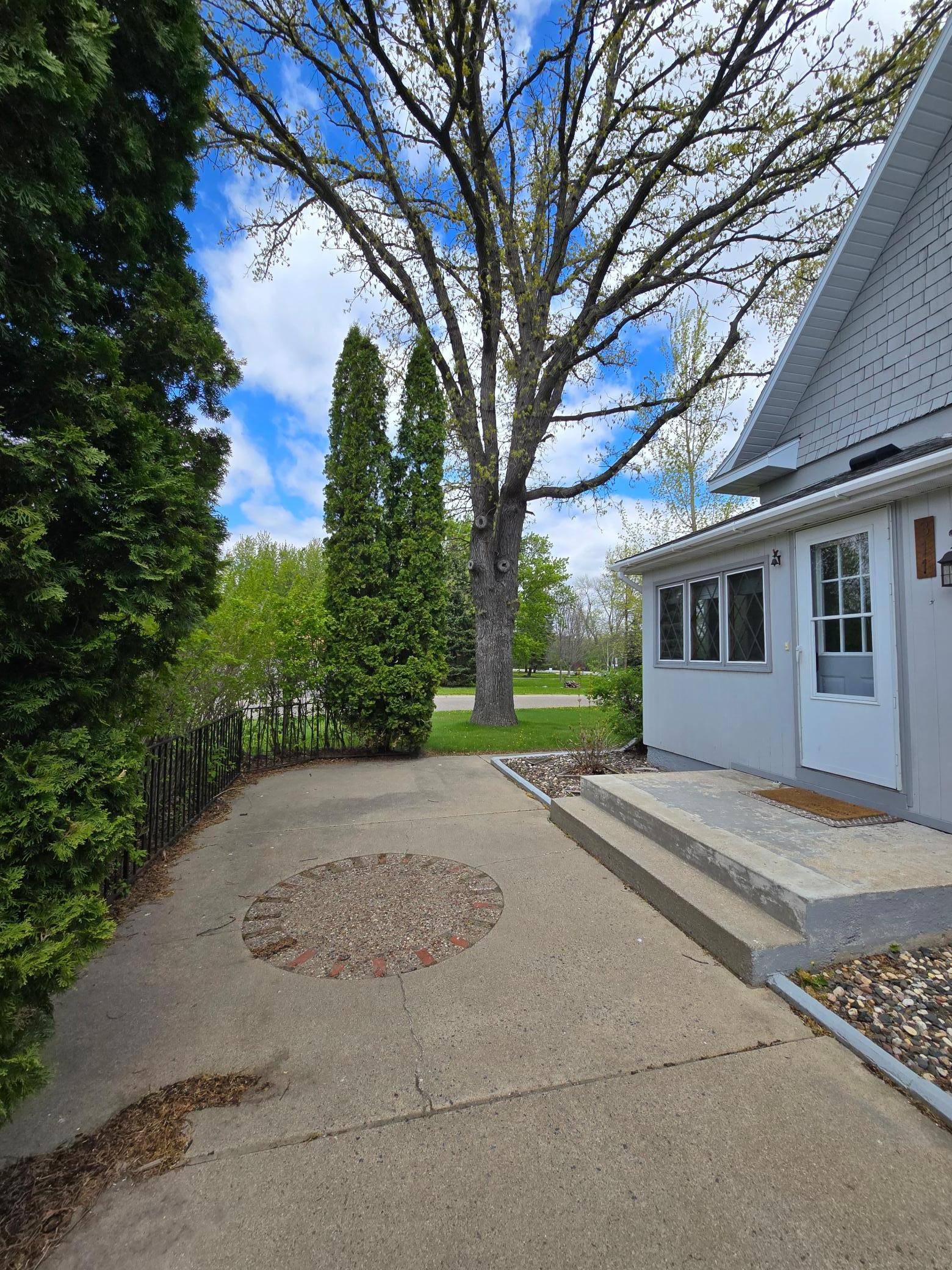 311 Big Woods LN, Annandale, MN 55302