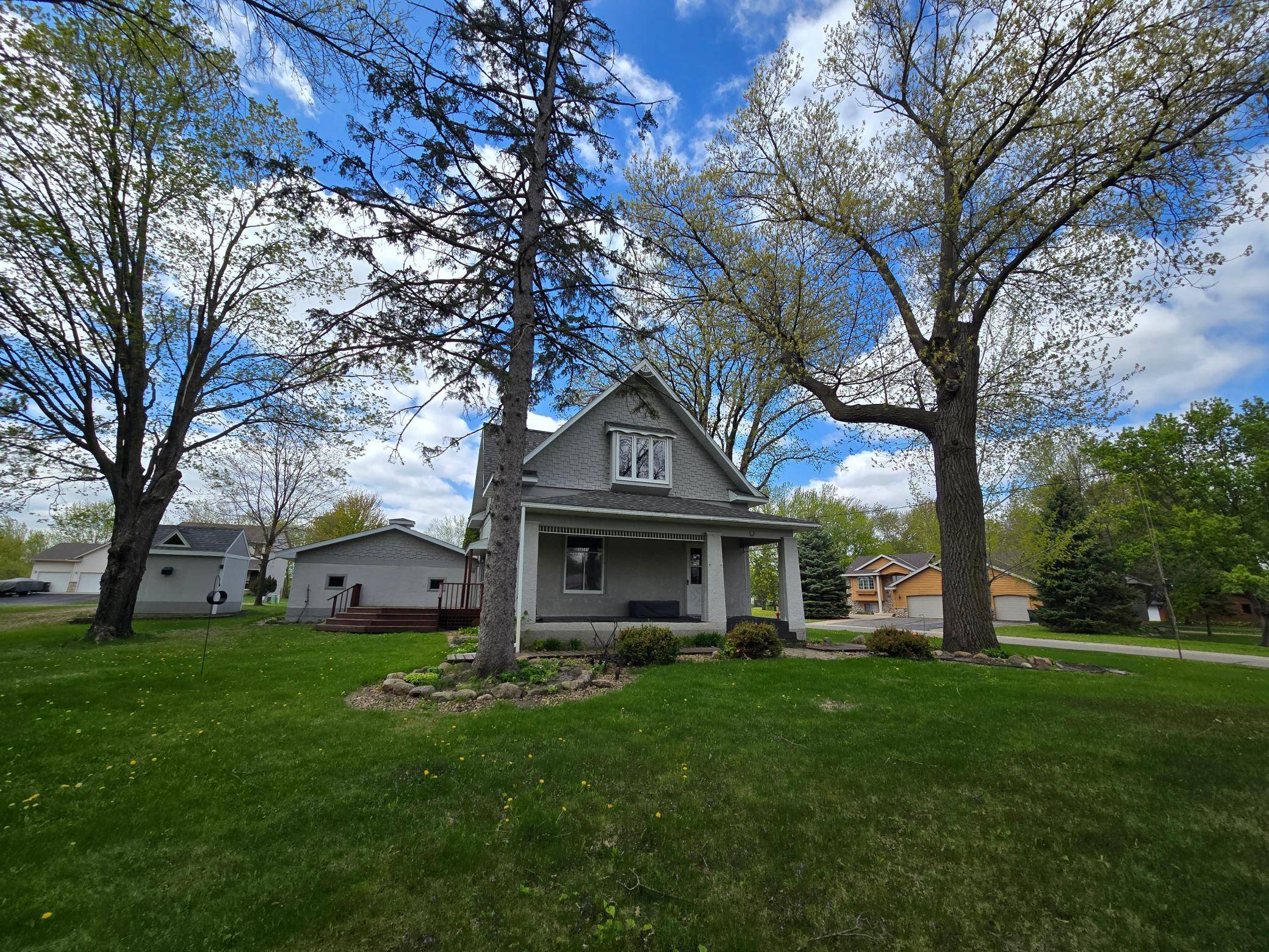311 Big Woods LN, Annandale, MN 55302