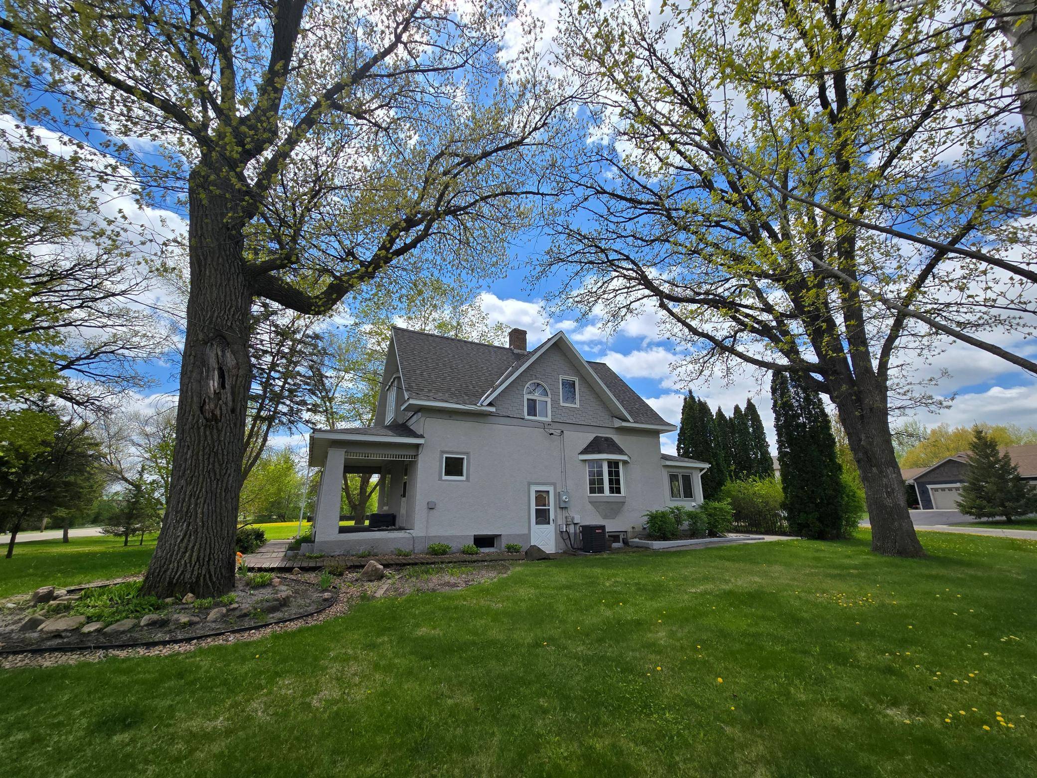 311 Big Woods LN, Annandale, MN 55302