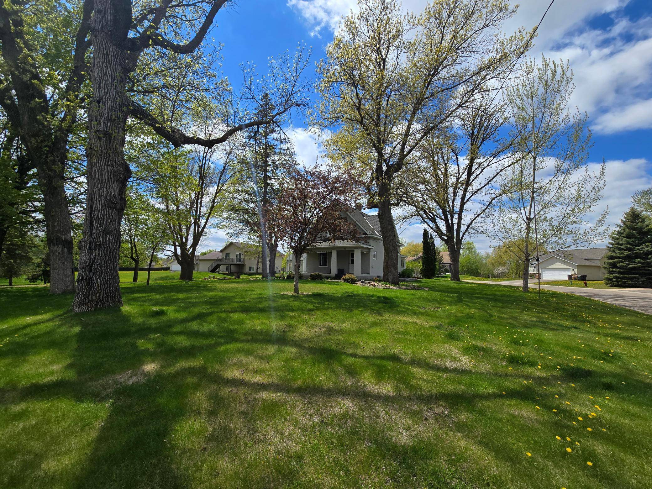 311 Big Woods LN, Annandale, MN 55302