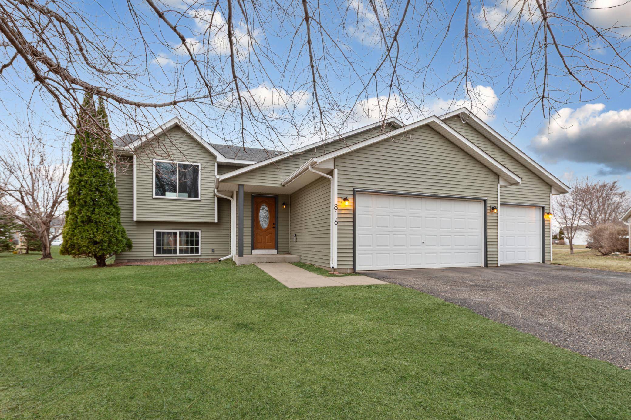 816 Orchard CIR, Belle Plaine, MN 56011