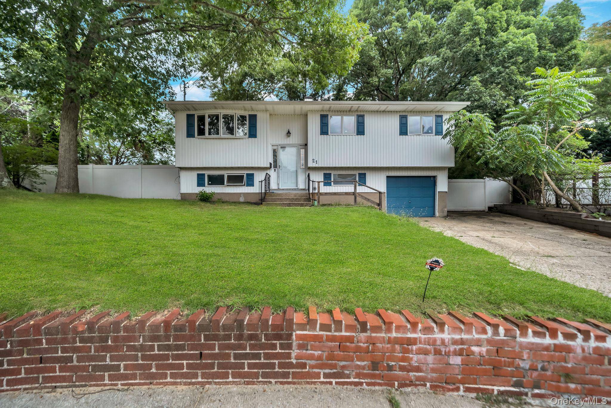 21 University DR, Ronkonkoma, NY 11779