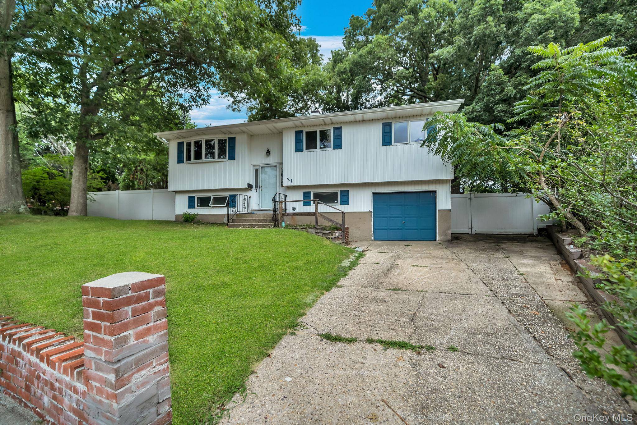 21 University DR, Ronkonkoma, NY 11779