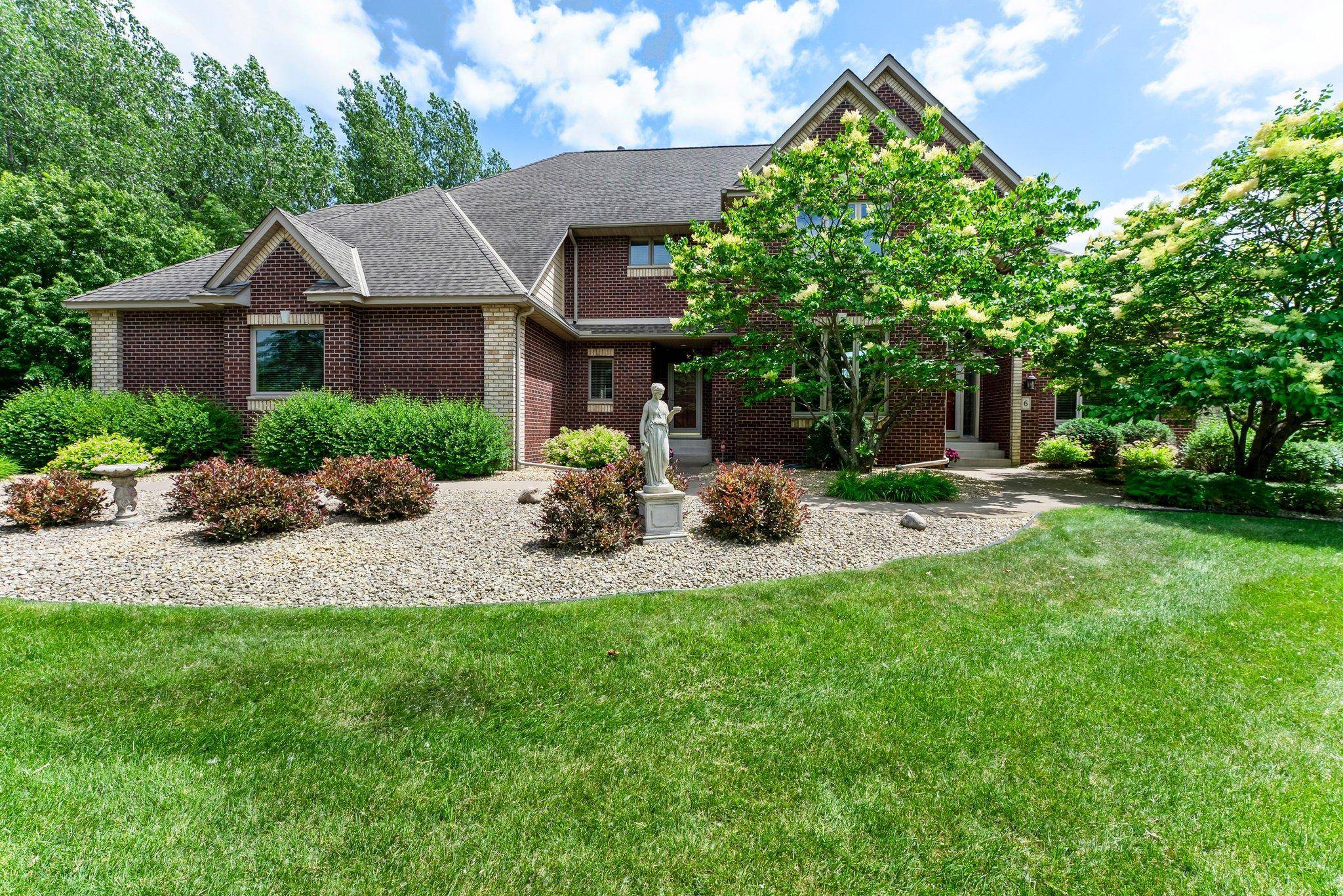 6 Troon CT, Dellwood, MN 55110