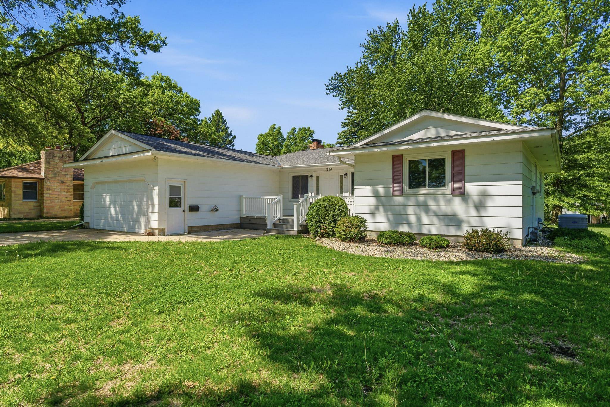 1224 S Ramsey ST, Blue Earth, MN 56013