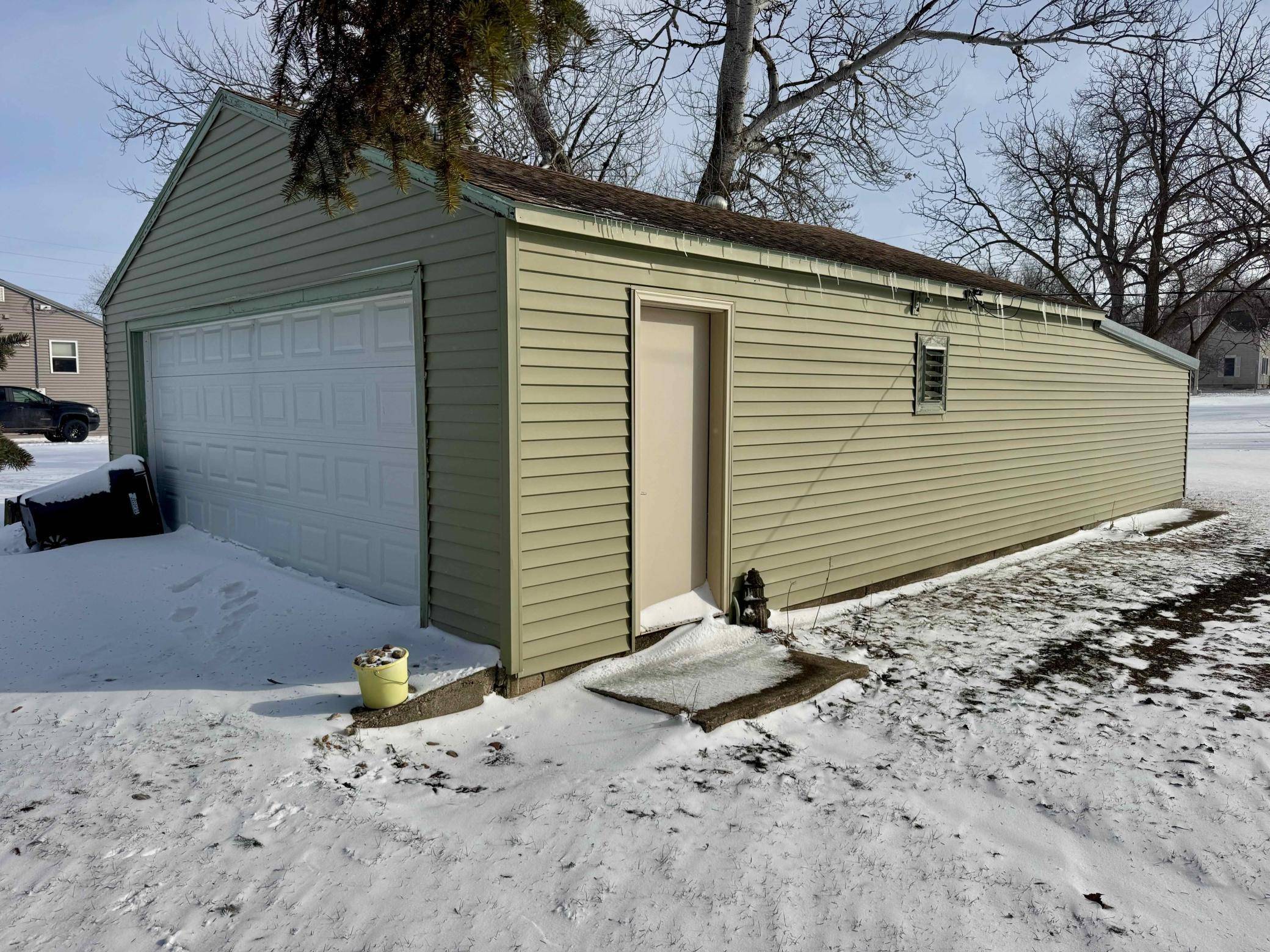 911 Maple AVE, Bird Island, MN 55310