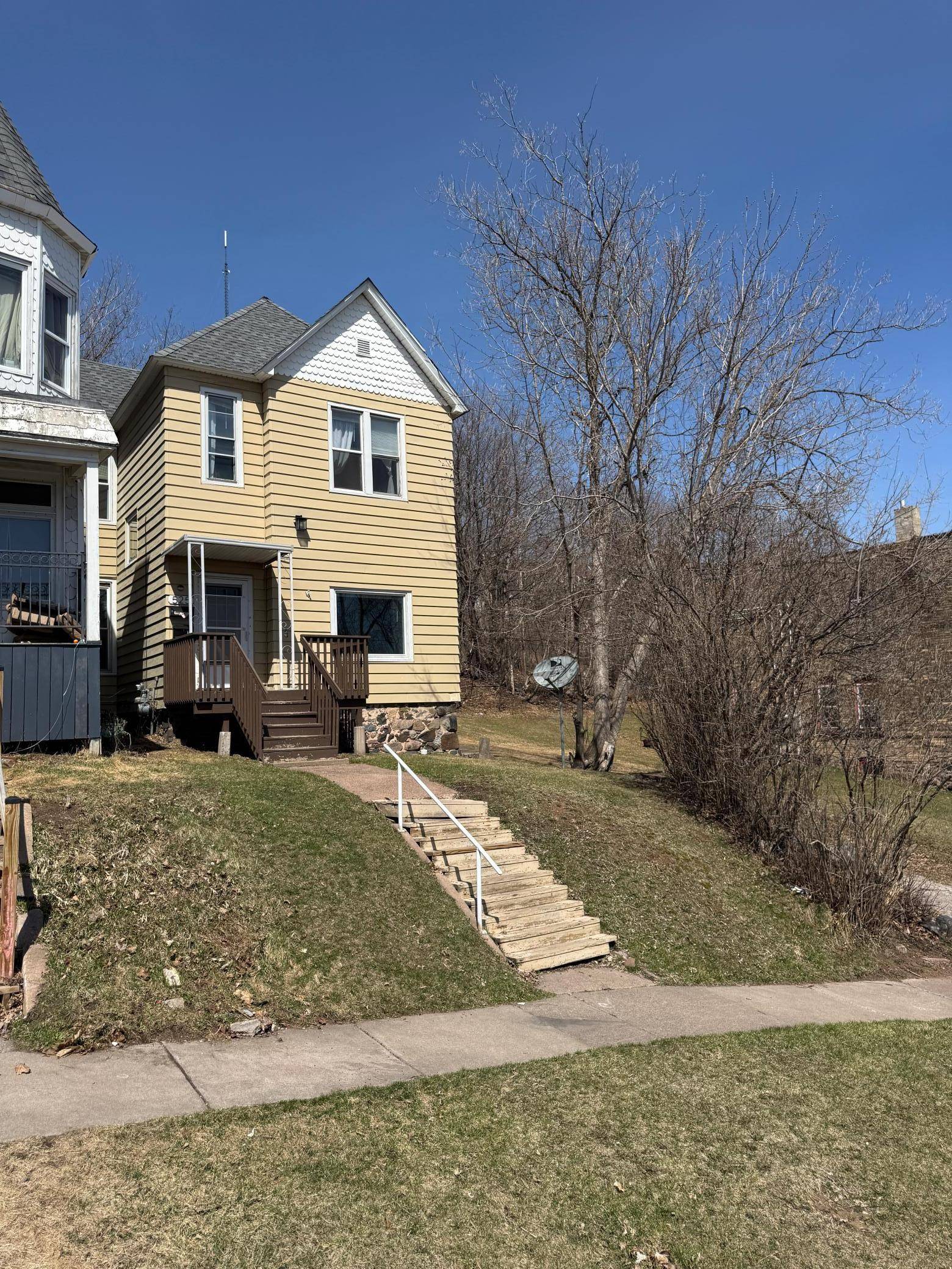 525 W 4th ST, Duluth, MN 55806