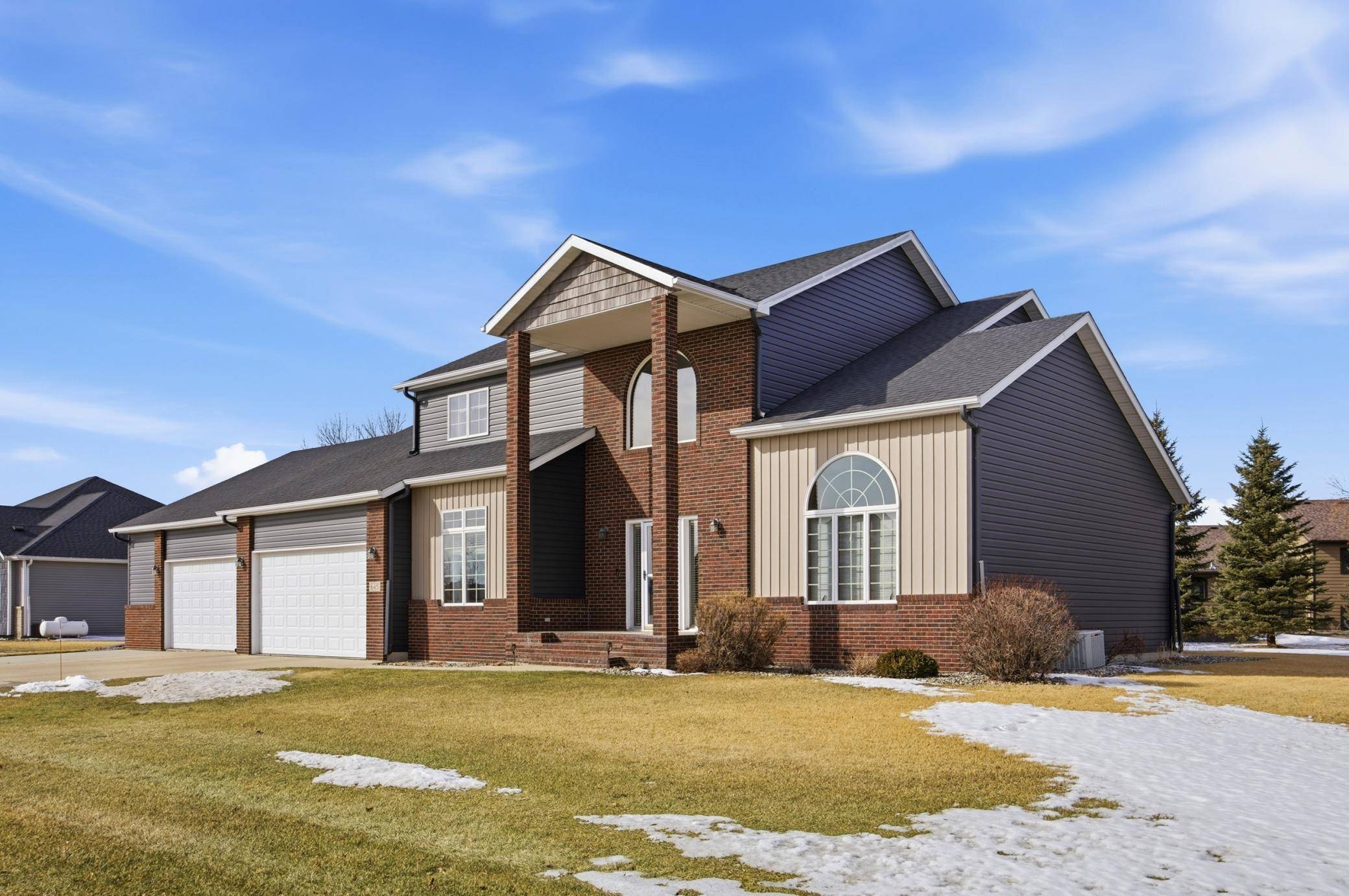 645 Evergreen CIR, Oxbow, ND 58047