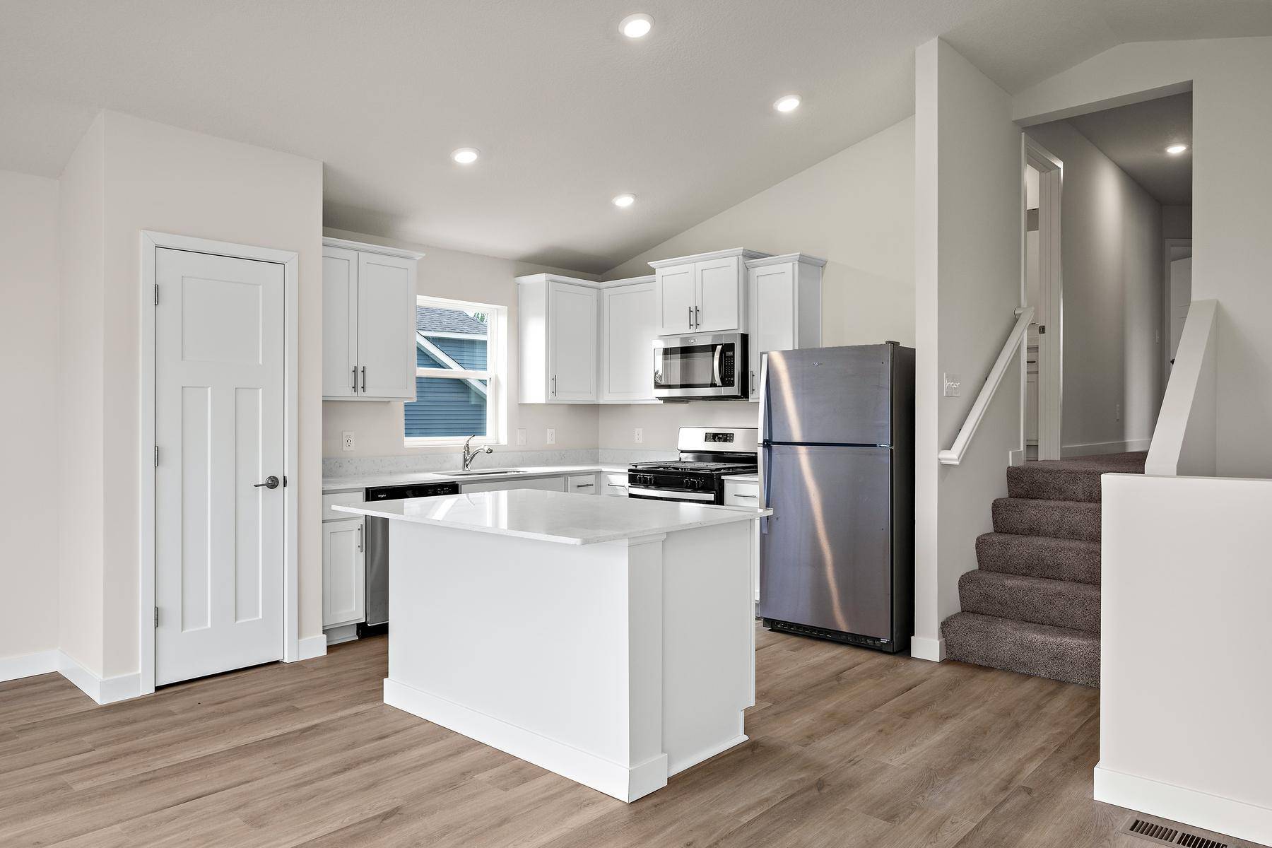 614 Redwood LOOP N, Cambridge, MN 55008