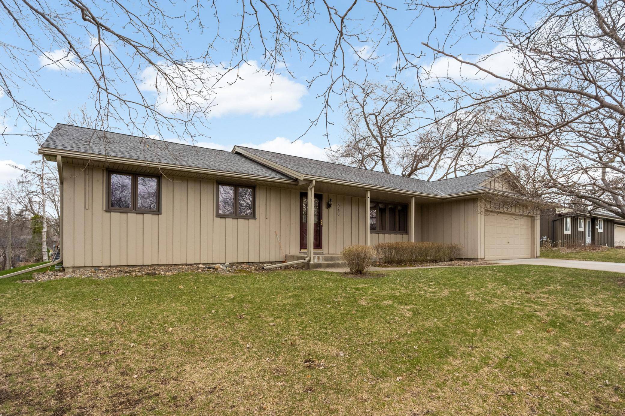 946 Redwood DR, Apple Valley, MN 55124
