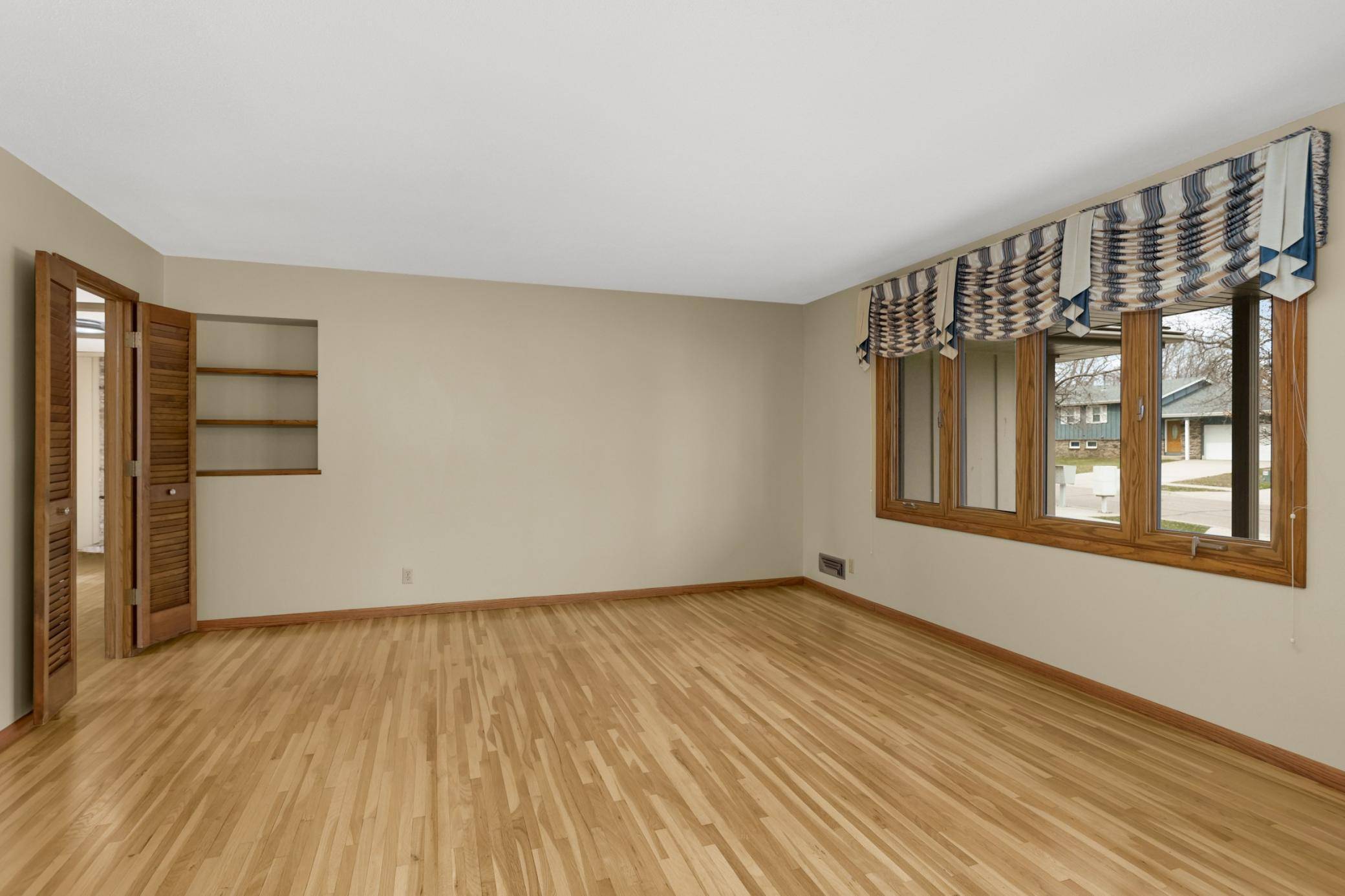946 Redwood DR, Apple Valley, MN 55124