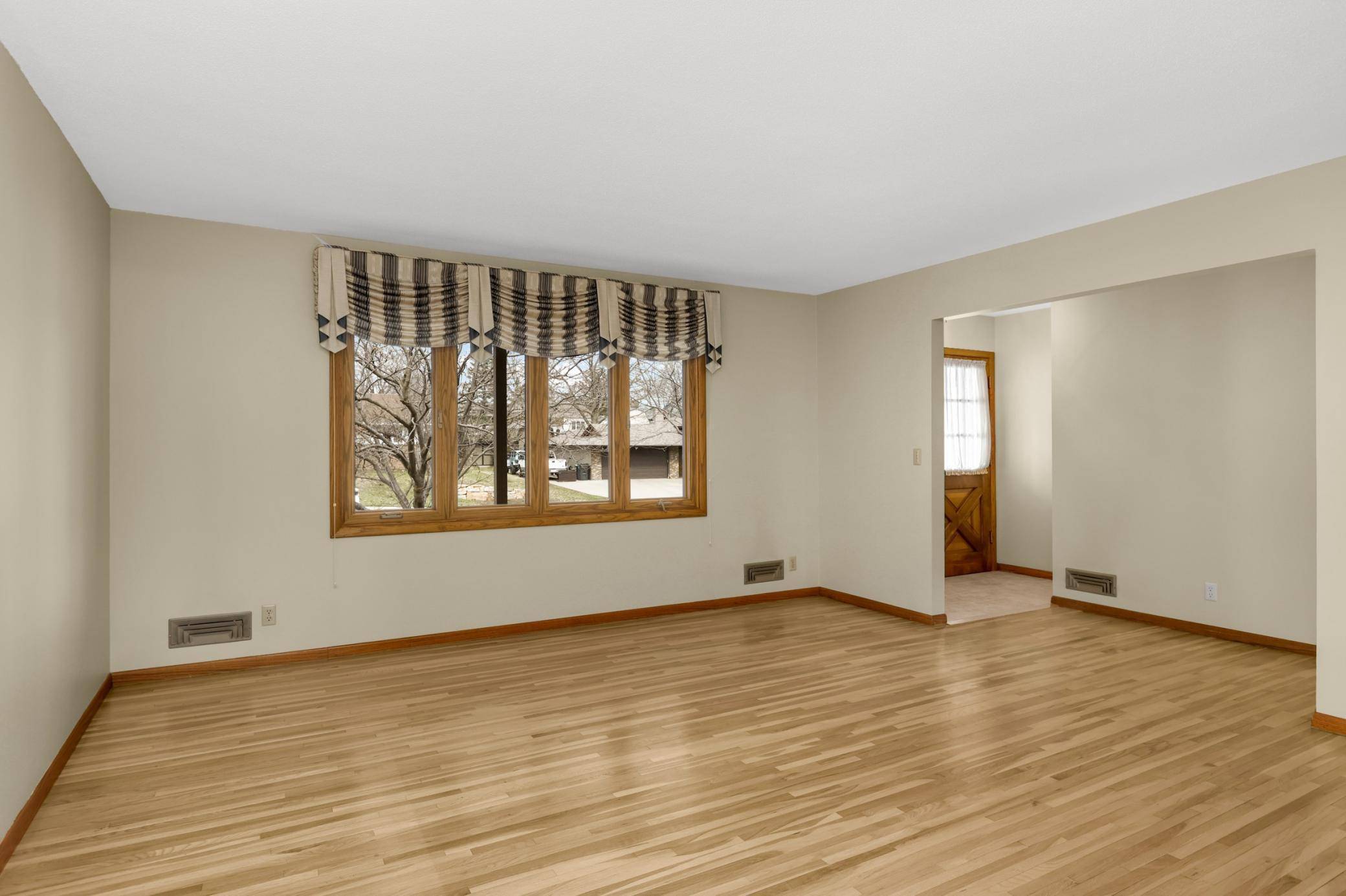 946 Redwood DR, Apple Valley, MN 55124