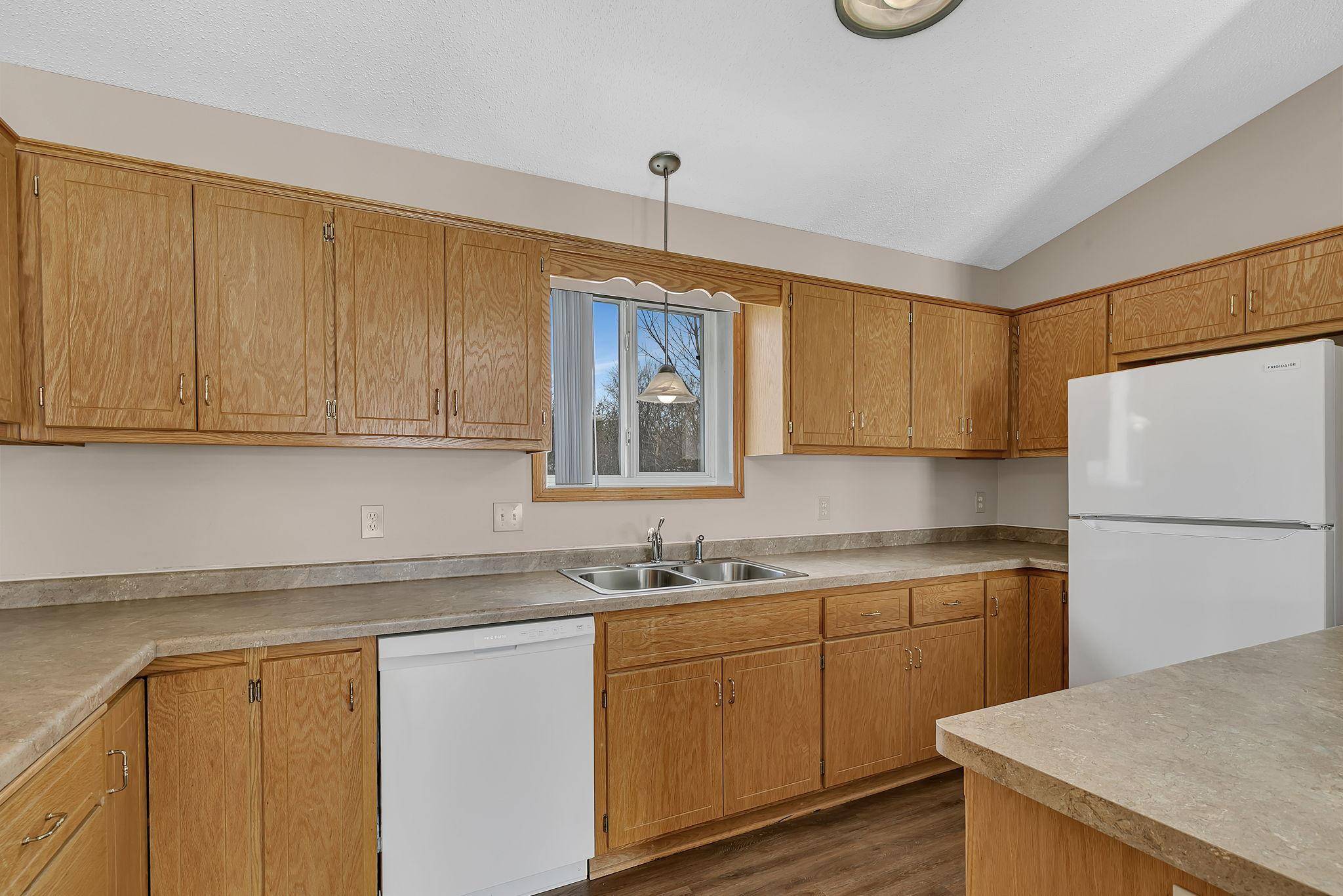 214 Appaloosa CT, Braham, MN 55006