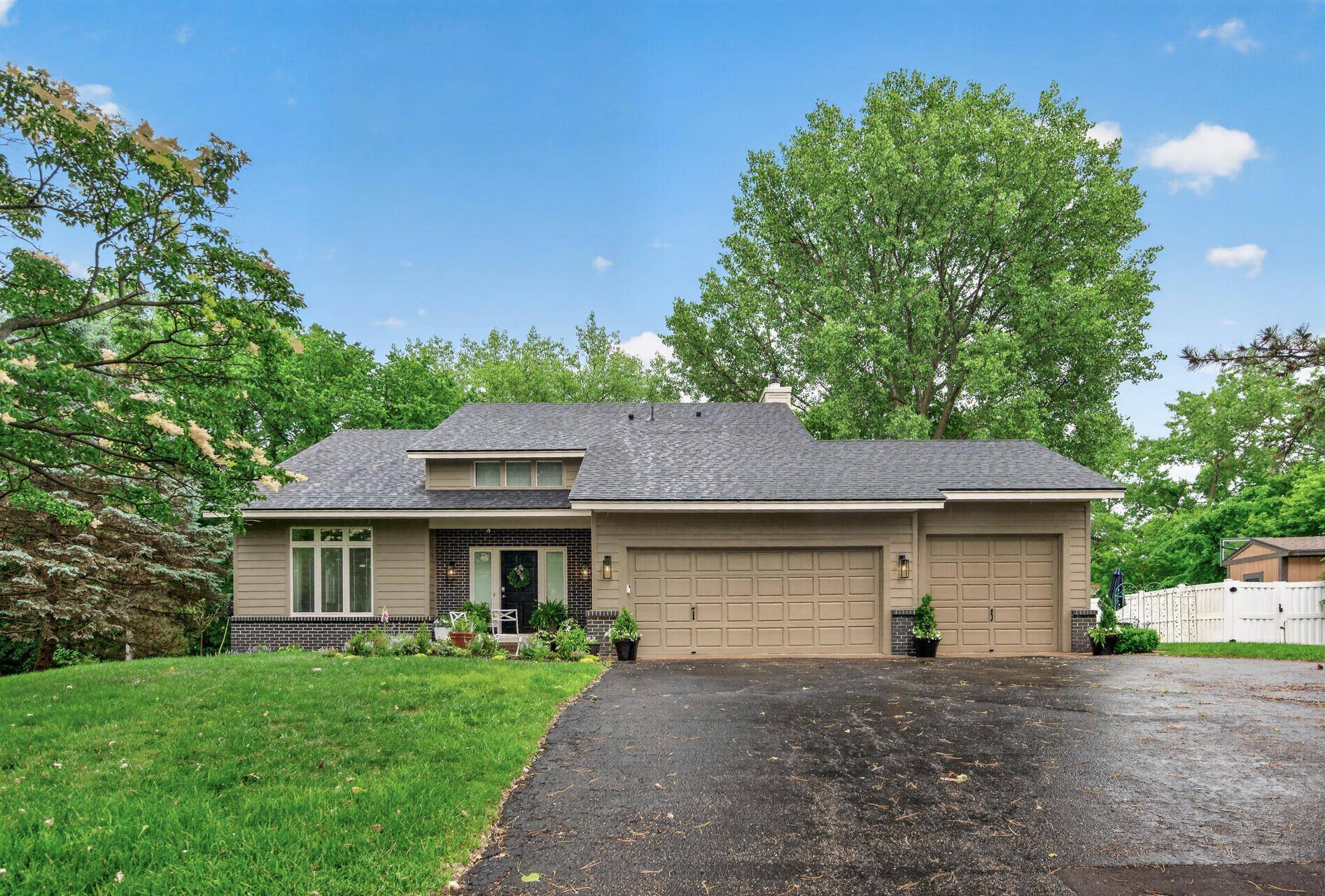 10261 Phaeton DR, Eden Prairie, MN 55347